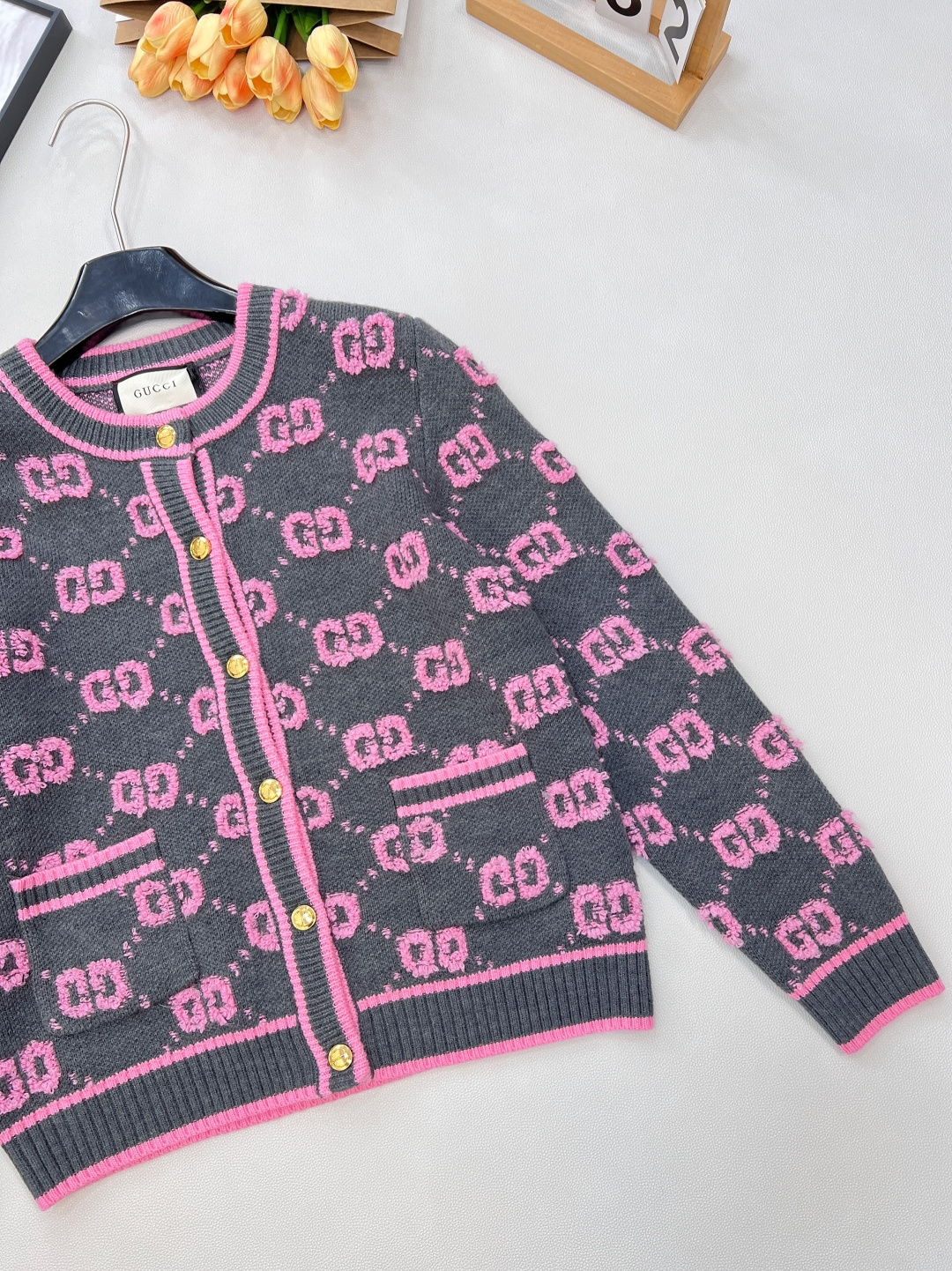 🆕 GUCCI 羊毛结子绒提花针织开衫经典双Glogo提花设计 厚实有质感的一件针织外套撞色设计，经典双