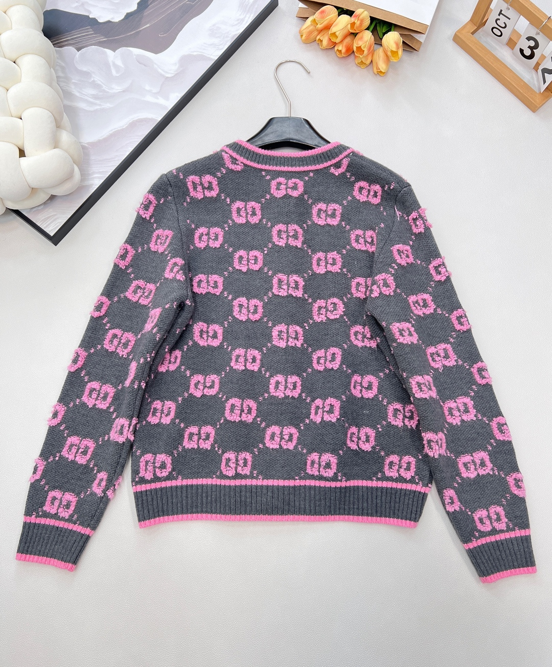 🆕 GUCCI 羊毛结子绒提花针织开衫经典双Glogo提花设计 厚实有质感的一件针织外套撞色设计，经典双