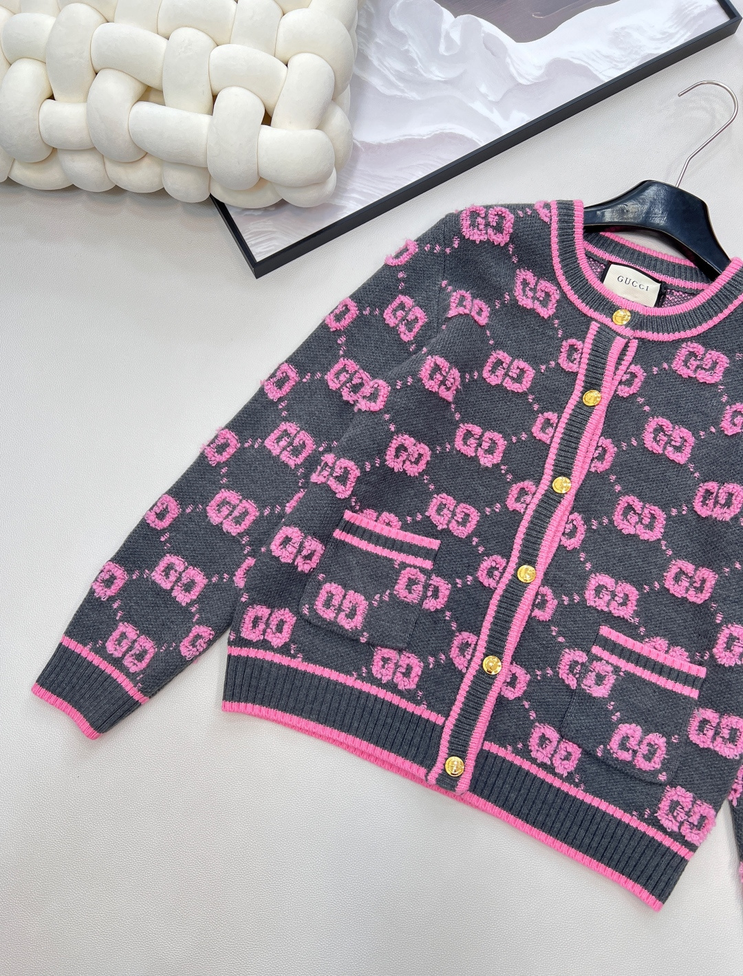 🆕 GUCCI 羊毛结子绒提花针织开衫经典双Glogo提花设计 厚实有质感的一件针织外套撞色设计，经典双