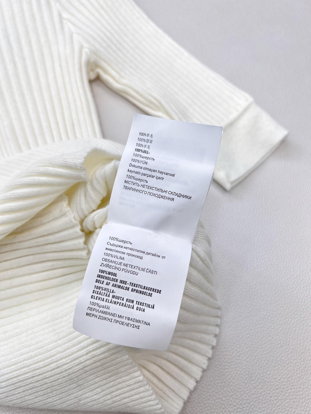 🆕 MIUMIU 字母徽标立令针织衫短袖慵懒与精致并存，以 “米白温柔色调”为基调，搭配 “镂空竖条纹提