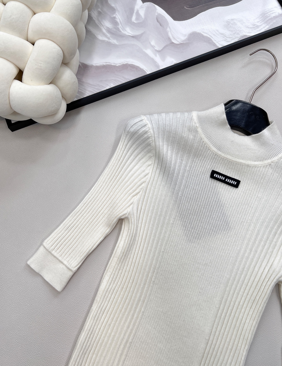 🆕 MIUMIU 字母徽标立令针织衫短袖慵懒与精致并存，以 “米白温柔色调”为基调，搭配 “镂空竖条纹提