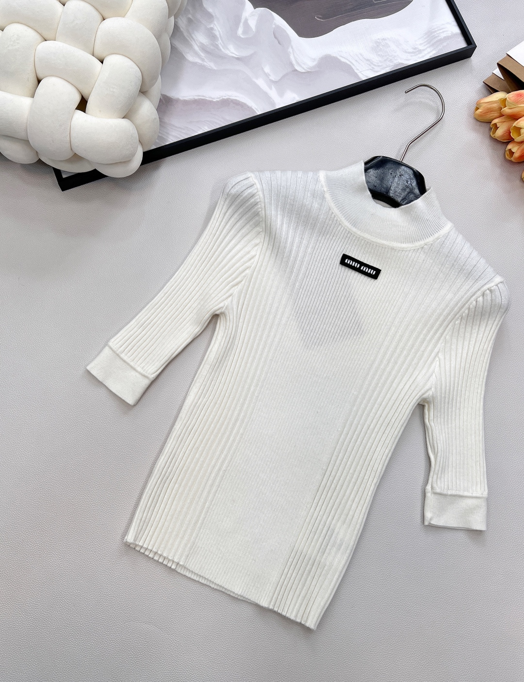 🆕 MIUMIU 字母徽标立令针织衫短袖慵懒与精致并存，以 “米白温柔色调”为基调，搭配 “镂空竖条纹提