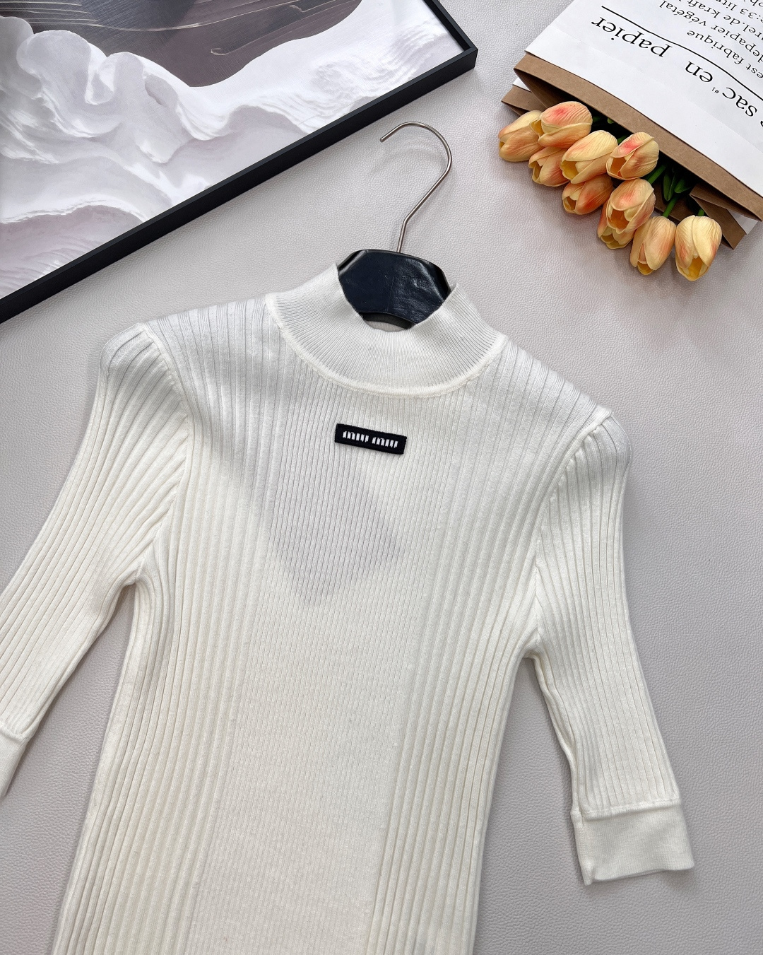 🆕 MIUMIU 字母徽标立令针织衫短袖慵懒与精致并存，以 “米白温柔色调”为基调，搭配 “镂空竖条纹提