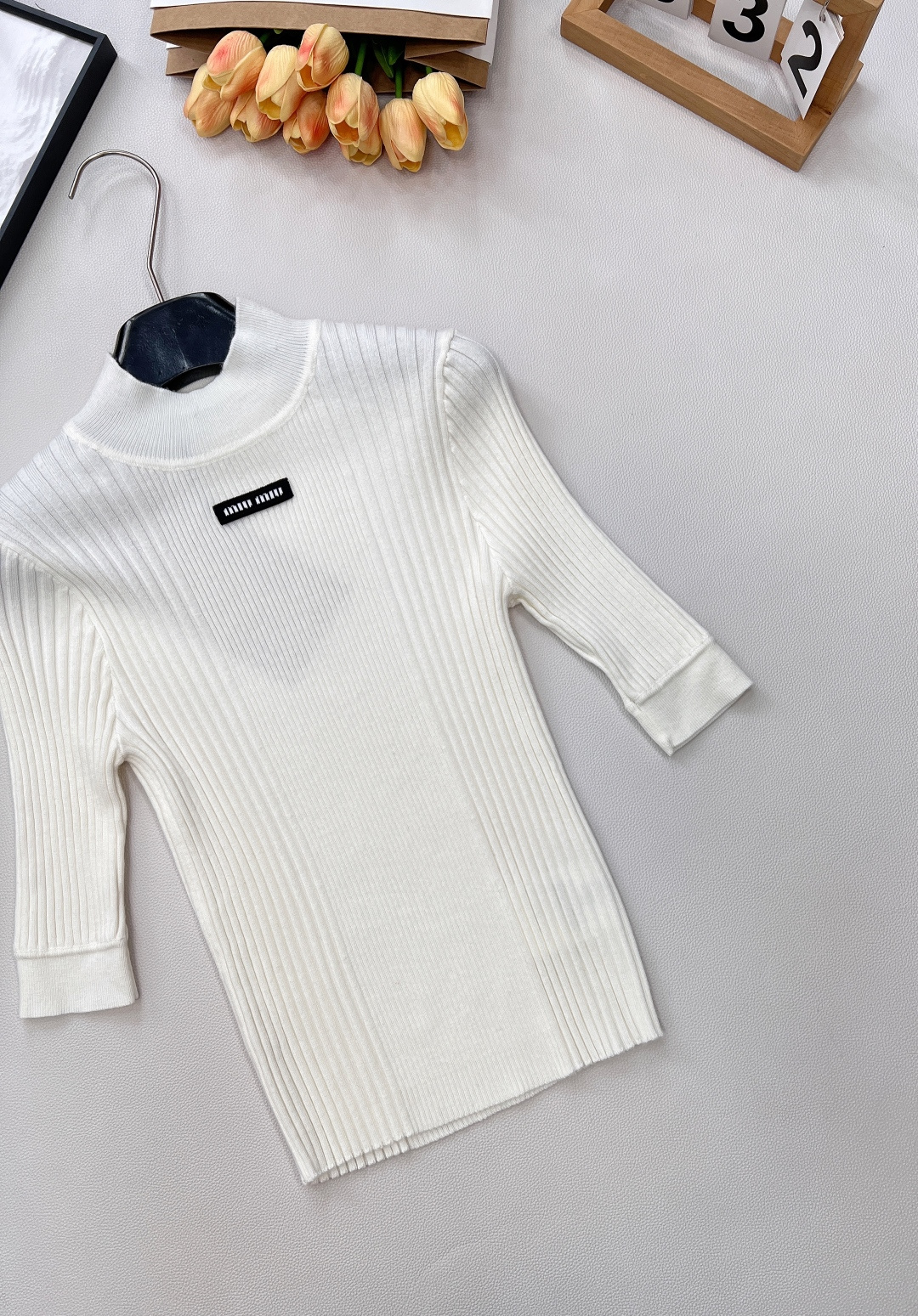 🆕 MIUMIU 字母徽标立令针织衫短袖慵懒与精致并存，以 “米白温柔色调”为基调，搭配 “镂空竖条纹提