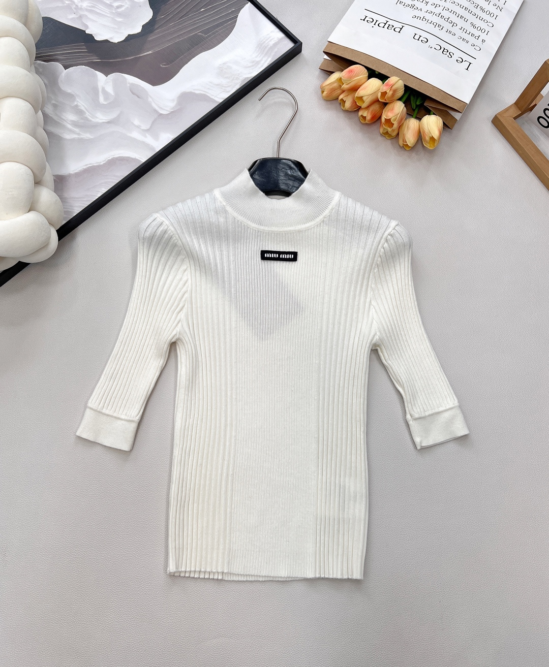 NO:591561,MIUMIU letter logo stand-up knitted short-sleeved sweater. Lazy and sophisticated coexist. It is based on 'off-white gentle tone' and is matched with 'hollow vertical stripe jacquard' design. The details are full of high-end. Wool material is comfortable and breathable. The lapels are neat and elegant, and the letter logo embellishment shows the brand style in a low-key way. Whether worn alone or layered, it can be easily controlled for intellectual commuting or romantic date style. White is simple, clean and stylish, and the upper body is full of vitality.  Pure desire and aristocratic sense, fashionable and innocent college atmosphere~ Tenderness and sophistication intertwined, laziness and elegance coexist. Three standards are complete, two colors are outstanding. Size sml code, miumiu, T-shirt, alexander wang19860909MIUMIU 字母徽标立令针织衫短袖 慵懒与精致并存,以 “米白温柔色调”为基调,搭配 “镂空竖条纹提花” 设计,细节处尽显高级感 羊毛材质 舒适又透气 翻领剪裁利落优雅,字母徽标点缀 低调彰显品牌格调,无论是单穿还是叠搭,都能轻松驾驭 知性通勤或浪漫约会风格.  白色简约干净利落又不失格调 上身元气感满满 纯欲又显贵千金感满满 时髦又天真学院气息～ 温柔与精致交织,慵懒与优雅并存.三标齐全,两色出 尺码sml 编码,,miumiu,T-shirt,alexander wang,Women's clothing