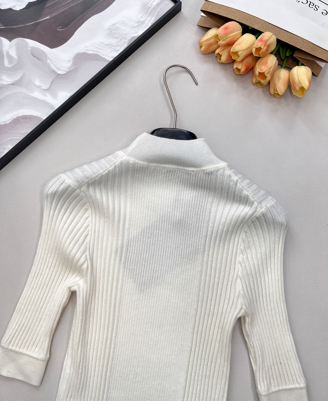 🆕 MIUMIU 字母徽标立令针织衫短袖慵懒与精致并存，以 “米白温柔色调”为基调，搭配 “镂空竖条纹提