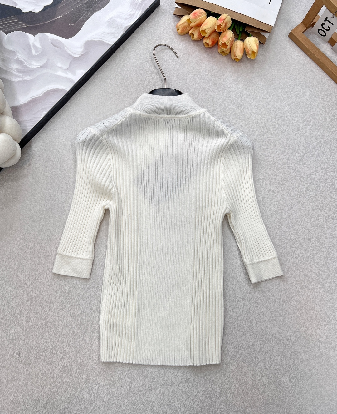 🆕 MIUMIU 字母徽标立令针织衫短袖慵懒与精致并存，以 “米白温柔色调”为基调，搭配 “镂空竖条纹提