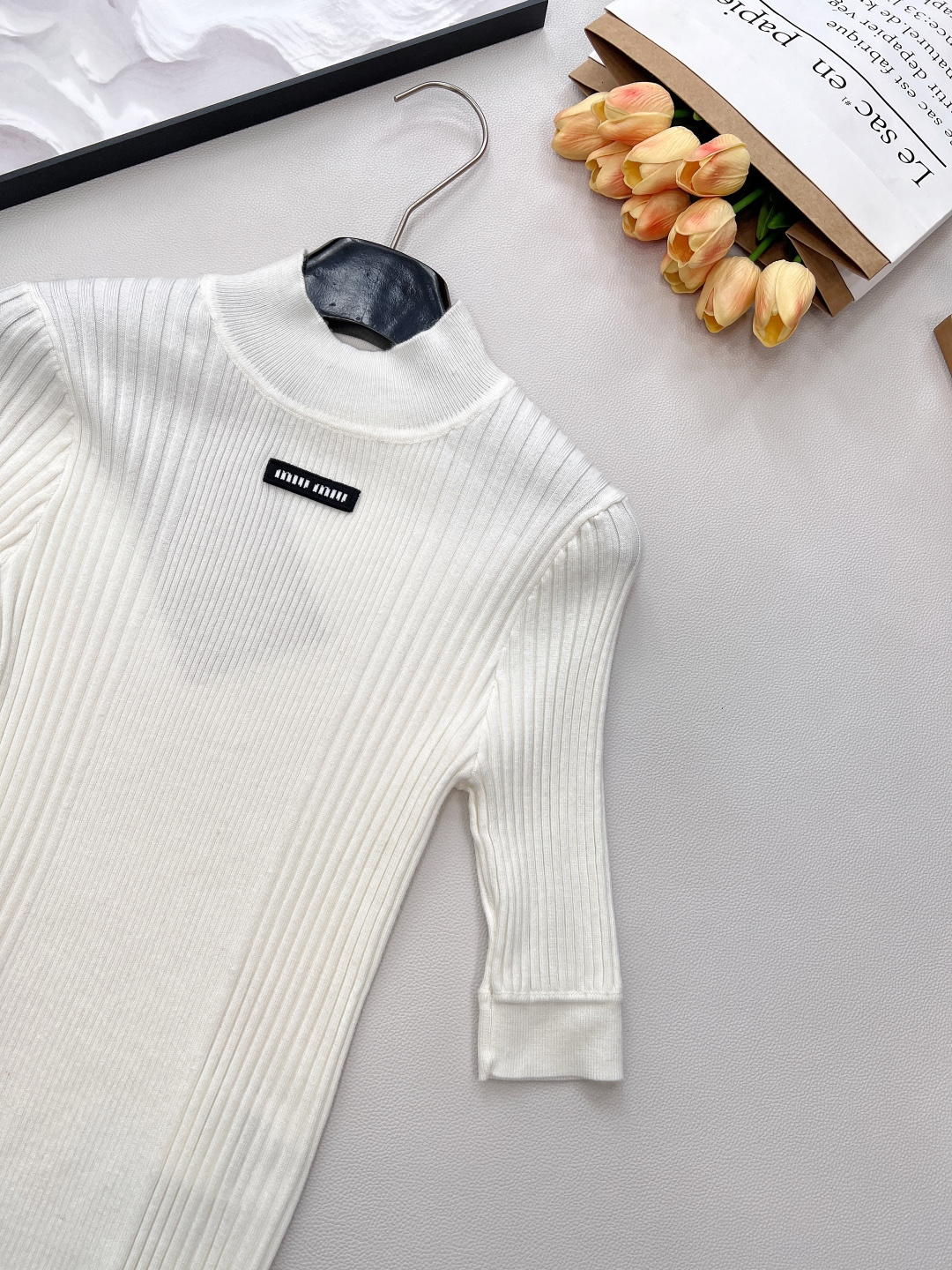 🆕 MIUMIU 字母徽标立令针织衫短袖慵懒与精致并存，以 “米白温柔色调”为基调，搭配 “镂空竖条纹提