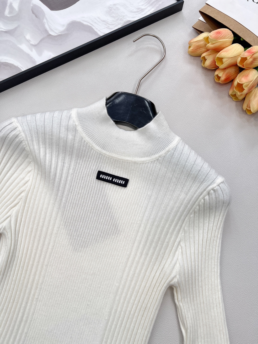 🆕 MIUMIU 字母徽标立令针织衫短袖慵懒与精致并存，以 “米白温柔色调”为基调，搭配 “镂空竖条纹提