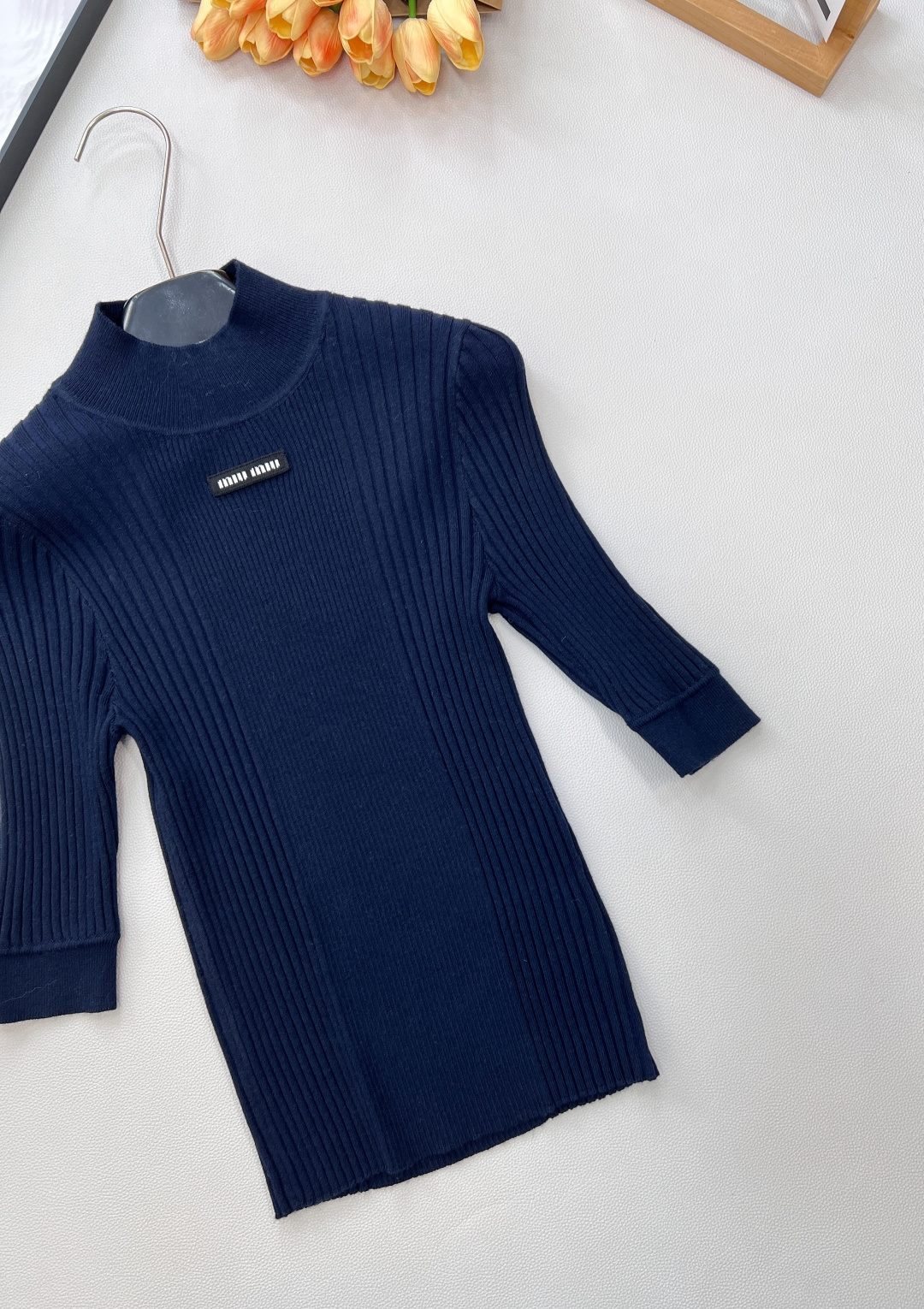 🆕 MIUMIU 字母徽标立令针织衫短袖慵懒与精致并存，以 “米白温柔色调”为基调，搭配 “镂空竖条纹提