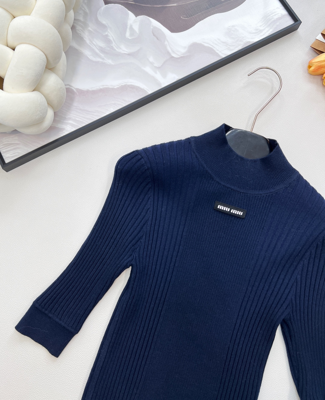 🆕 MIUMIU 字母徽标立令针织衫短袖慵懒与精致并存，以 “米白温柔色调”为基调，搭配 “镂空竖条纹提