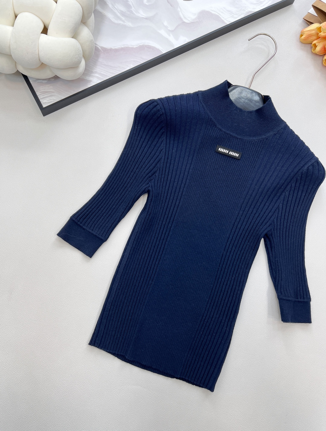 🆕 MIUMIU 字母徽标立令针织衫短袖慵懒与精致并存，以 “米白温柔色调”为基调，搭配 “镂空竖条纹提