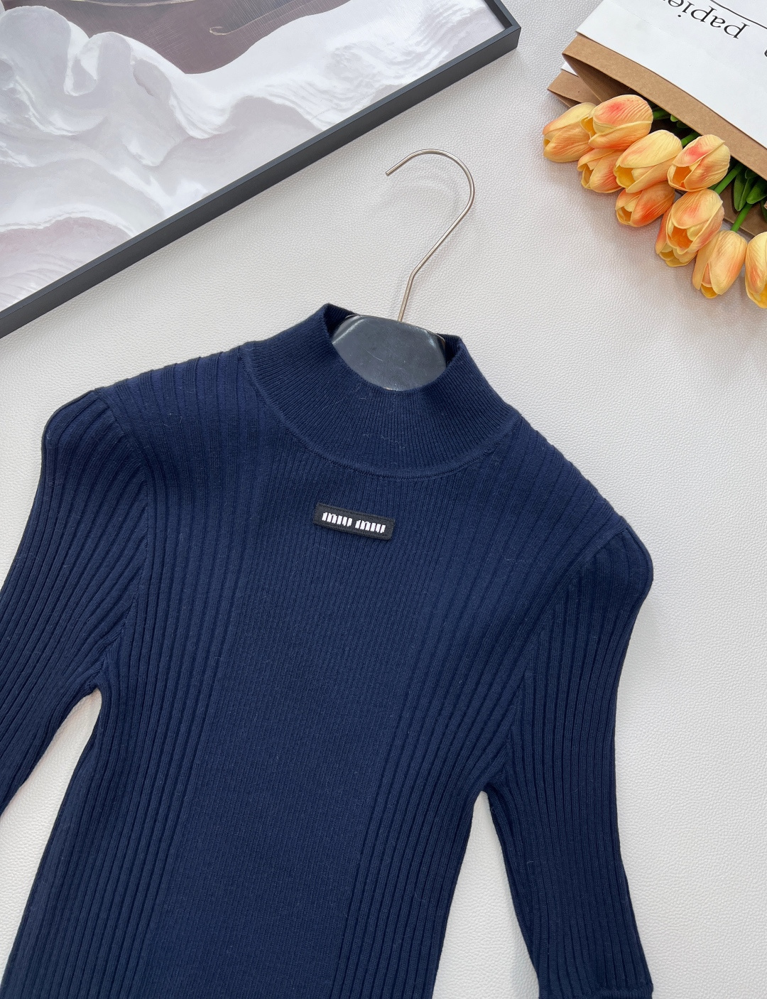 🆕 MIUMIU 字母徽标立令针织衫短袖慵懒与精致并存，以 “米白温柔色调”为基调，搭配 “镂空竖条纹提