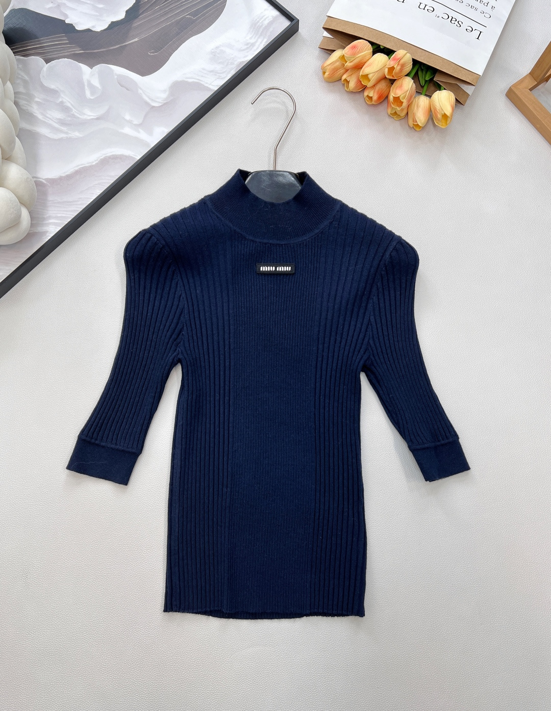 NO:591559,MIUMIU letter logo stand-up knitted short-sleeved sweater. Lazy and sophisticated coexist. It is based on 'off-white gentle tone' and is matched with 'hollow vertical stripe jacquard' design. The details are full of high-end. Wool material is comfortable and breathable. The lapels are neat and elegant, and the letter logo embellishment shows the brand style in a low-key way. Whether worn alone or layered, it can be easily controlled for intellectual commuting or romantic date style. White is simple, clean and stylish, and the upper body is full of vitality.  Pure desire and aristocratic sense, fashionable and innocent college atmosphere~ Tenderness and sophistication intertwined, laziness and elegance coexist. Three standards are complete, two colors are outstanding. Size sml code, miumiu, T-shirt, alexander wang19860909MIUMIU 字母徽标立令针织衫短袖 慵懒与精致并存,以 “米白温柔色调”为基调,搭配 “镂空竖条纹提花” 设计,细节处尽显高级感 羊毛材质 舒适又透气 翻领剪裁利落优雅,字母徽标点缀 低调彰显品牌格调,无论是单穿还是叠搭,都能轻松驾驭 知性通勤或浪漫约会风格.  白色简约干净利落又不失格调 上身元气感满满 纯欲又显贵千金感满满 时髦又天真学院气息～ 温柔与精致交织,慵懒与优雅并存.三标齐全,两色出 尺码sml 编码,,miumiu,T-shirt,alexander wang,Women's clothing