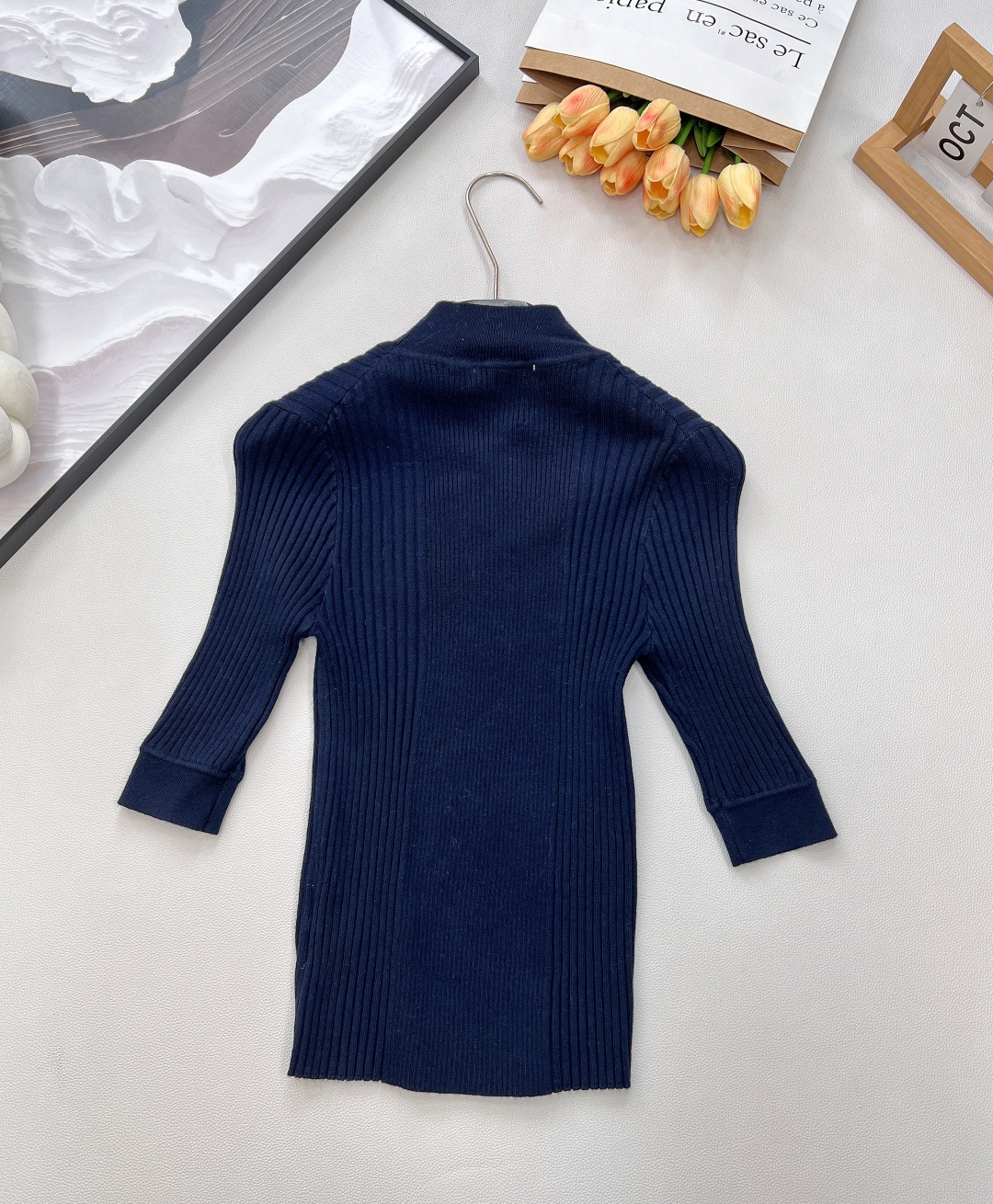 🆕 MIUMIU 字母徽标立令针织衫短袖慵懒与精致并存，以 “米白温柔色调”为基调，搭配 “镂空竖条纹提