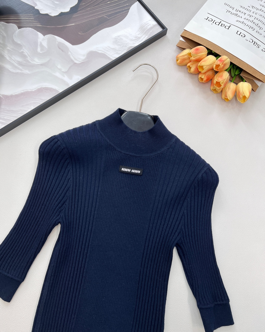 🆕 MIUMIU 字母徽标立令针织衫短袖慵懒与精致并存，以 “米白温柔色调”为基调，搭配 “镂空竖条纹提