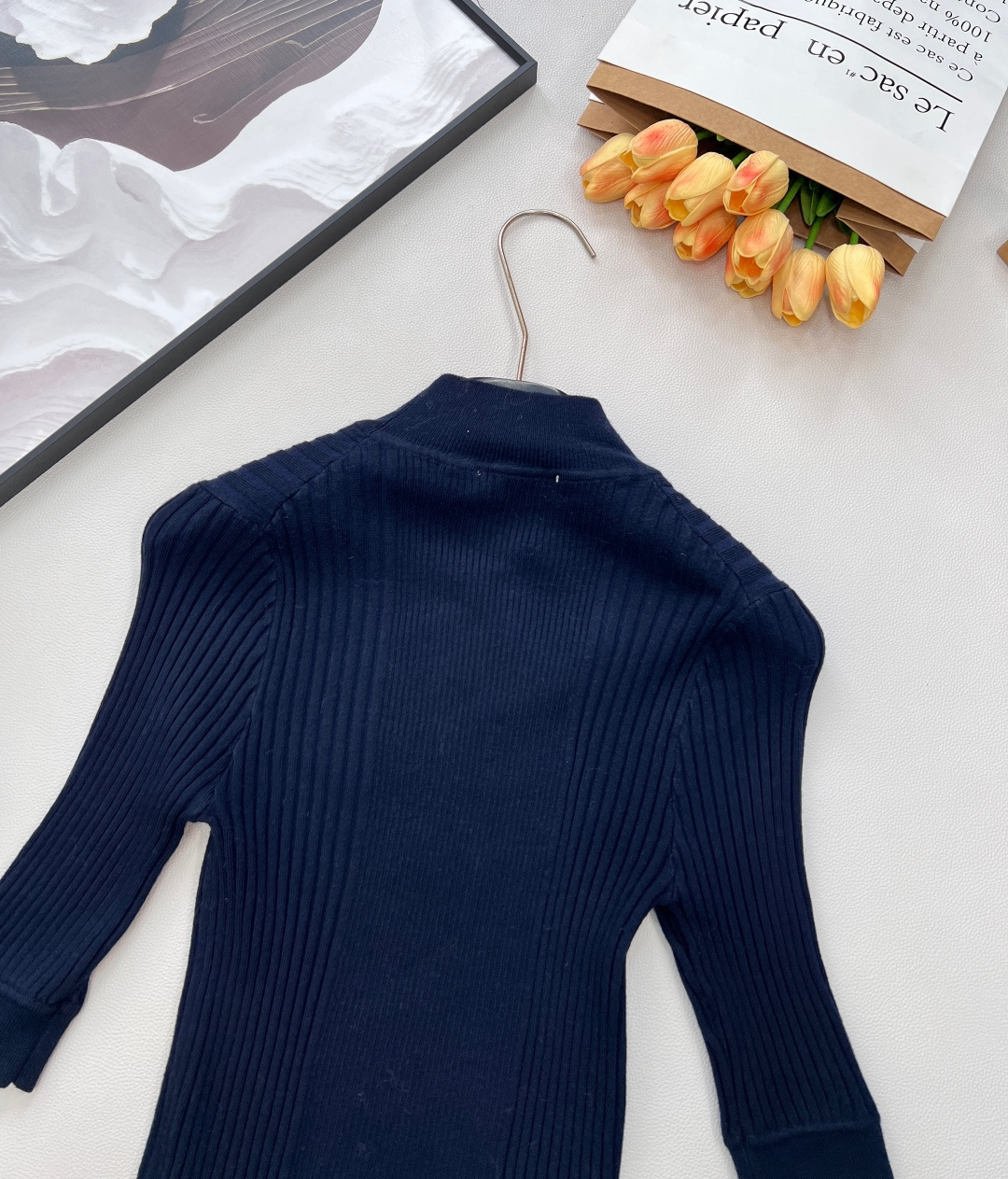 🆕 MIUMIU 字母徽标立令针织衫短袖慵懒与精致并存，以 “米白温柔色调”为基调，搭配 “镂空竖条纹提