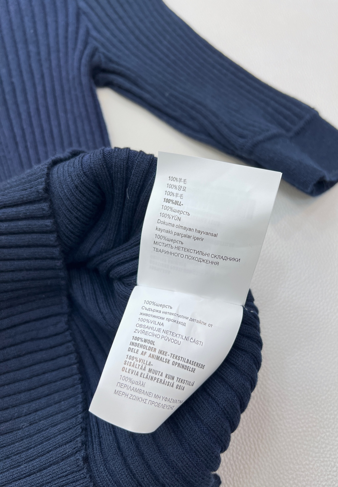 🆕 MIUMIU 字母徽标立令针织衫短袖慵懒与精致并存，以 “米白温柔色调”为基调，搭配 “镂空竖条纹提