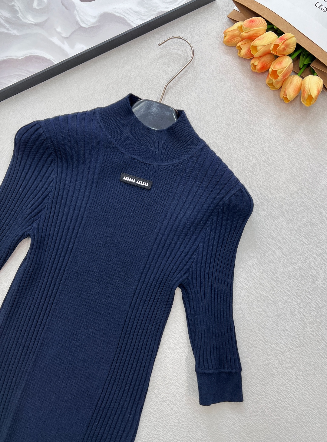 🆕 MIUMIU 字母徽标立令针织衫短袖慵懒与精致并存，以 “米白温柔色调”为基调，搭配 “镂空竖条纹提