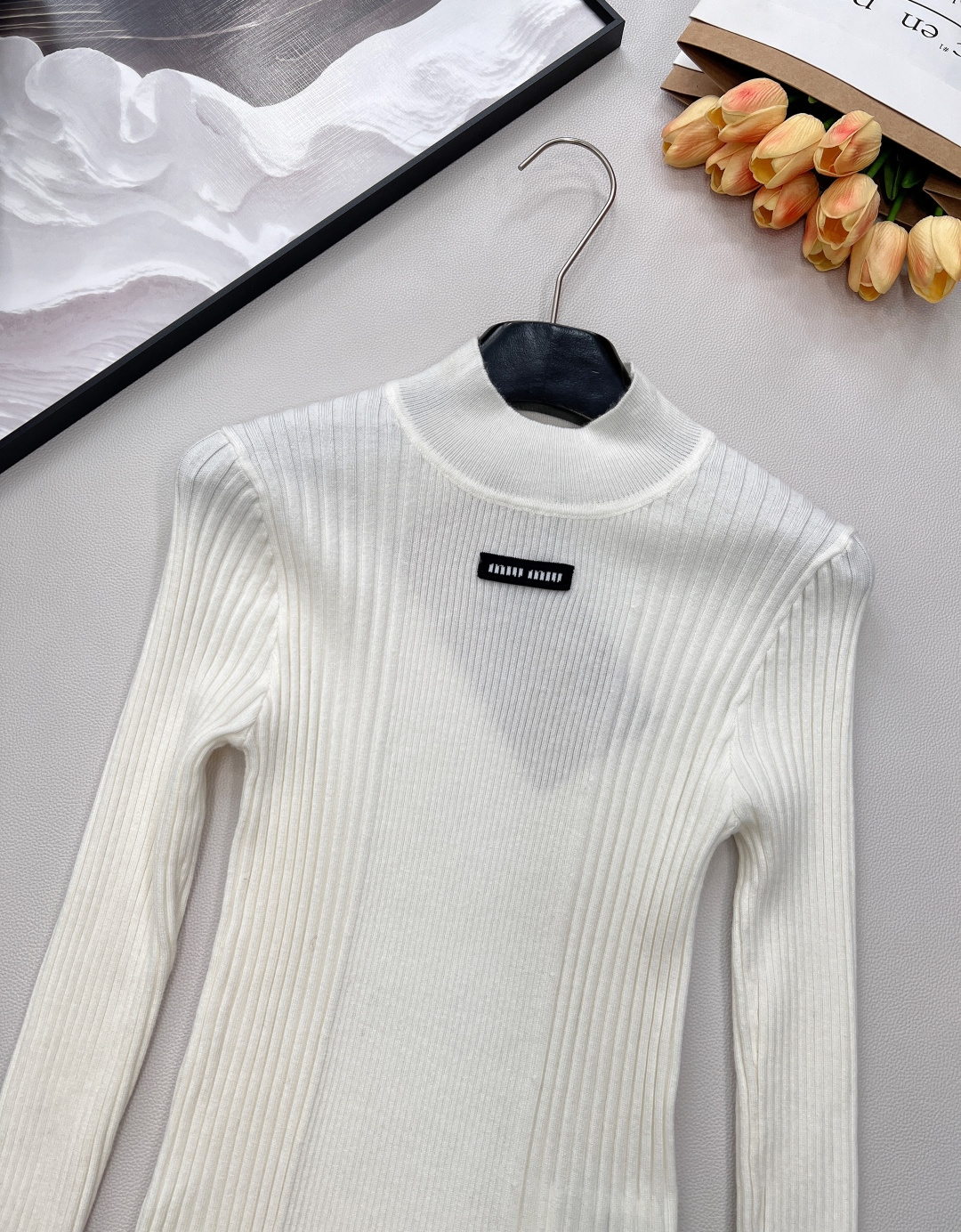 🆕Miumiu25FW秋冬新款微标提花山羊毛混纺立领针织长袖打底衫丨⚠独家高版出品！采用羊毛针织面料，自