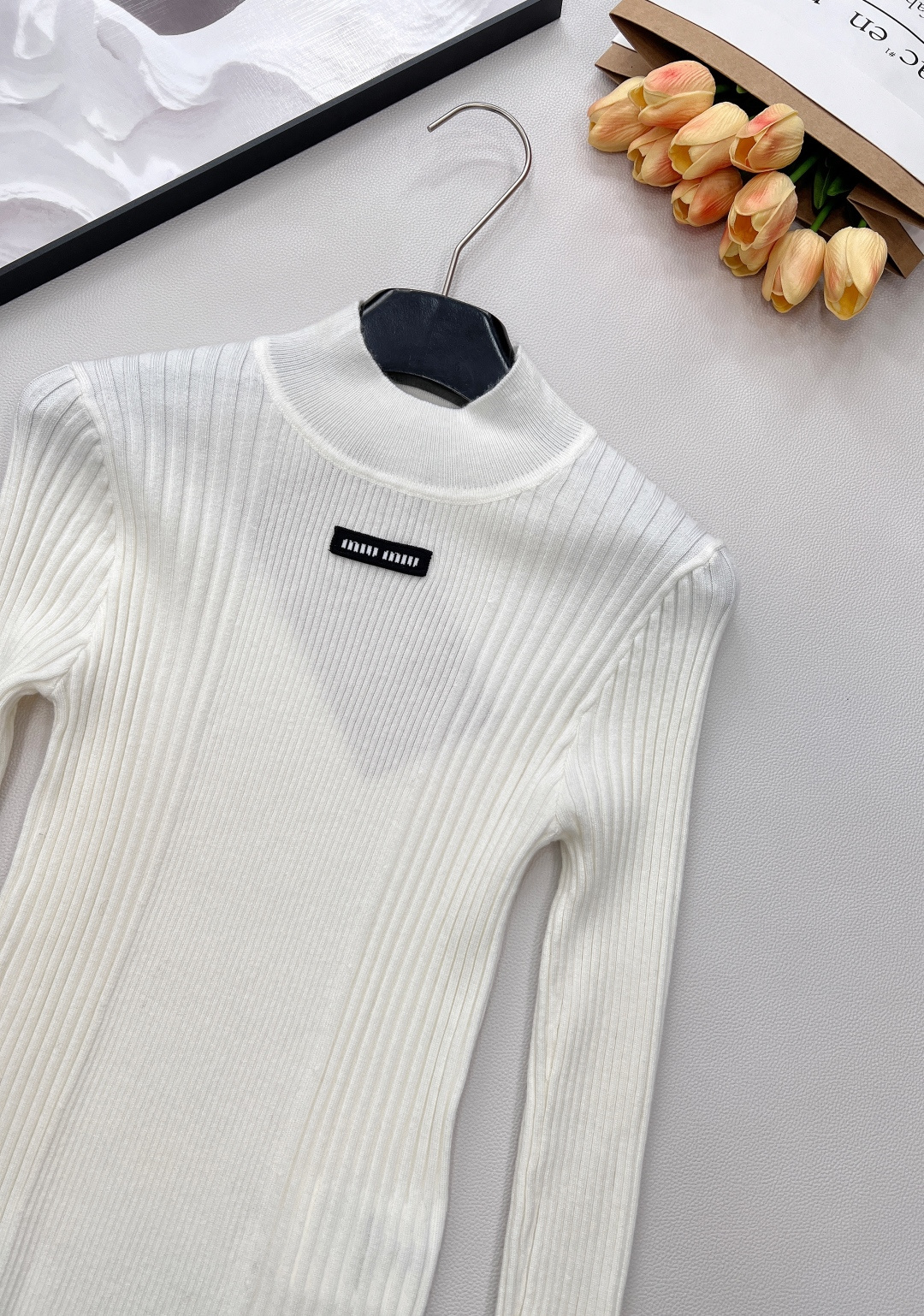 🆕Miumiu25FW秋冬新款微标提花山羊毛混纺立领针织长袖打底衫丨⚠独家高版出品！采用羊毛针织面料，自