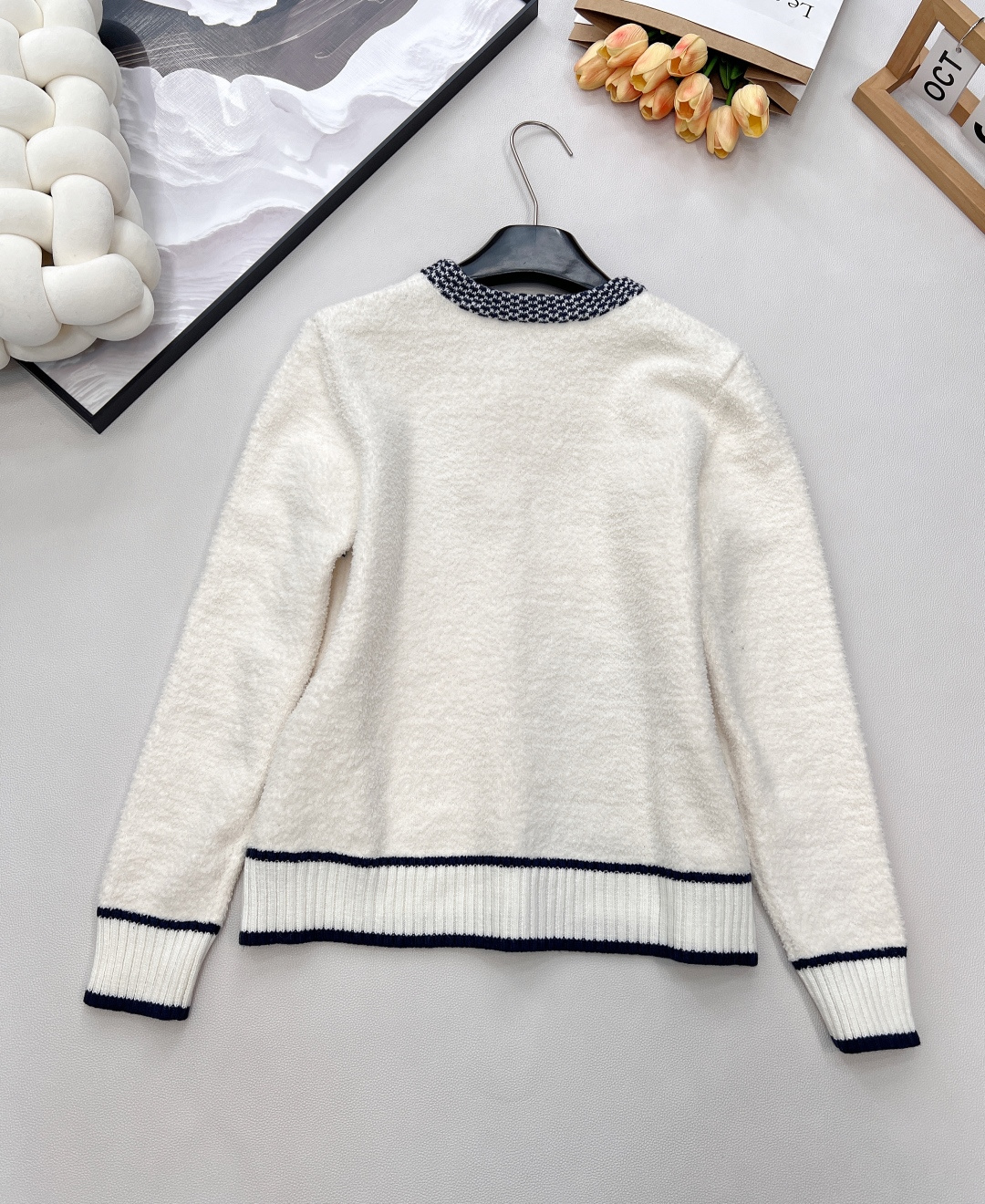 🆕DDior 25秋冬系列羊毛针织毛衣，主色白+藏蓝色几何图案，胸前“DIOR”字母超有辨识度，羊毛材质