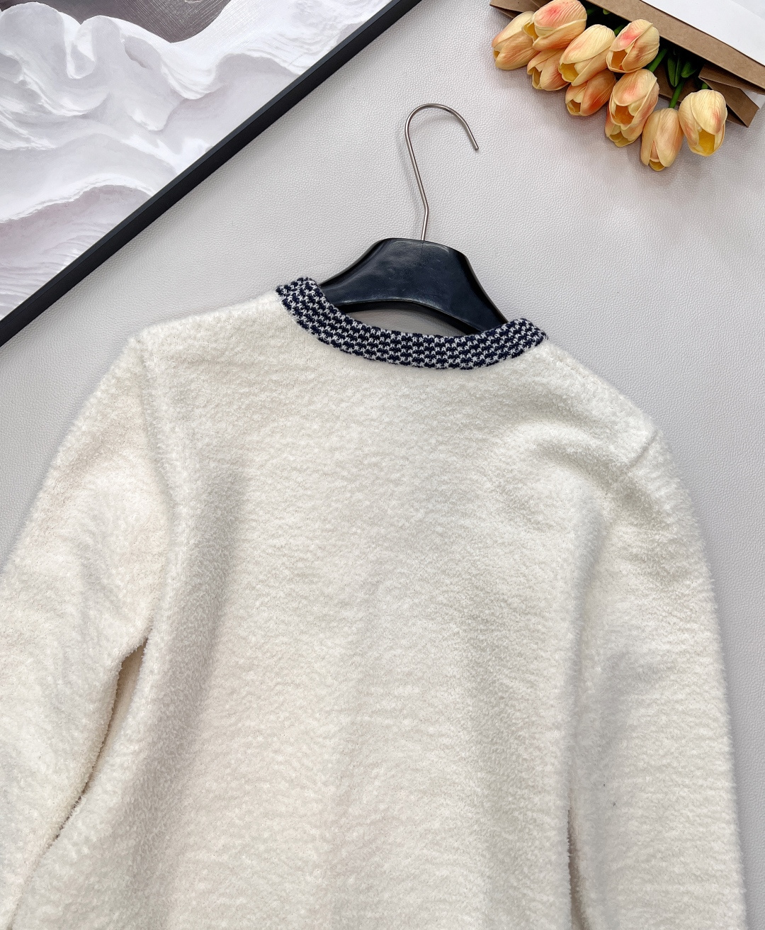 🆕DDior 25秋冬系列羊毛针织毛衣，主色白+藏蓝色几何图案，胸前“DIOR”字母超有辨识度，羊毛材质