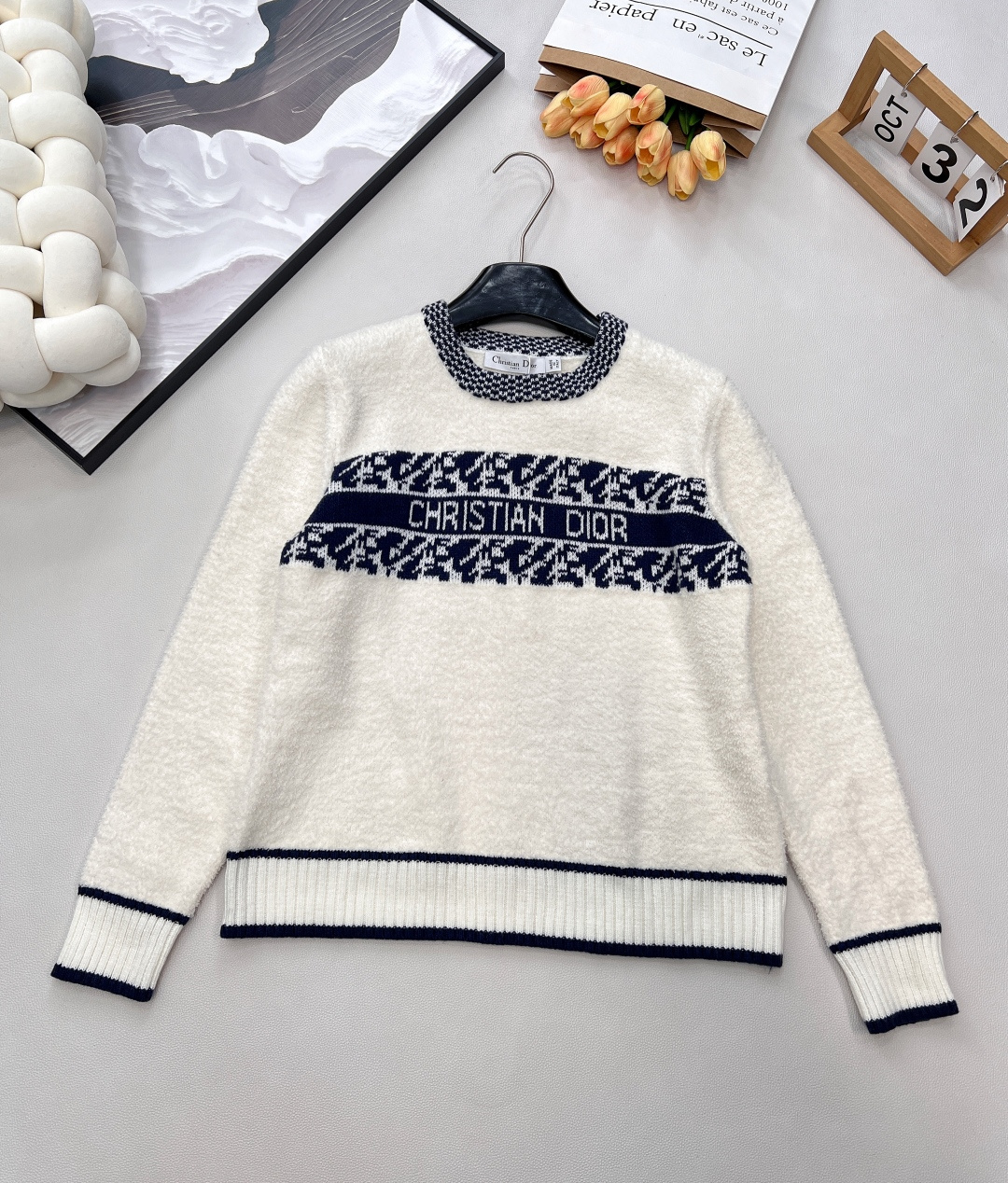 NO:592012,DDior 25 autumn and winter series wool knitted sweater, the main color is white + navy blue geometric pattern, the 'DIOR' letters on the chest are very recognizable, the wool material is fine and soft, very comfortable and warm to wear in autumn and winter, the loose fit is great when paired with pleated skirts or high-waisted pants, it can be worn for commuting and leisure, the knitting technology is exquisite, the texture is perfect, it is a must-have item for autumn and winter, comfortable and stylish. Complete with three standards, large quantities are available. Size sml  Coding D,,dior,skirts,sweaters,alexander wang19860909DDior 25秋冬系列羊毛针织毛衣,主色白+藏蓝色几何图案,胸前“DIOR”字母超有辨识度,羊毛材质细腻柔软,秋冬穿超舒服又保暖,宽松版型,搭配百褶裙或高腰裤都很出彩,通勤休闲都能hold住,针织工艺精致,质感满分,是秋冬穿搭必备单品,舒适又有型.三标齐全,大货出 尺码sml 编码D,,dior,skirts,sweaters,alexander wang,Women's clothing
