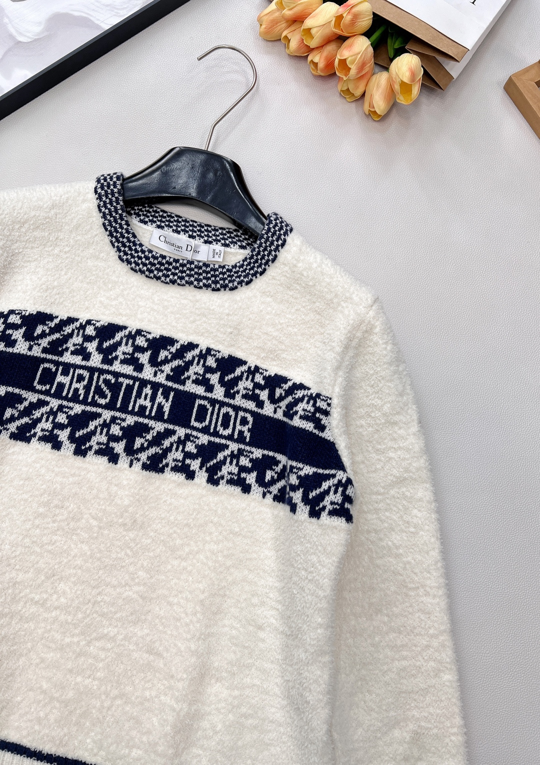 🆕DDior 25秋冬系列羊毛针织毛衣，主色白+藏蓝色几何图案，胸前“DIOR”字母超有辨识度，羊毛材质