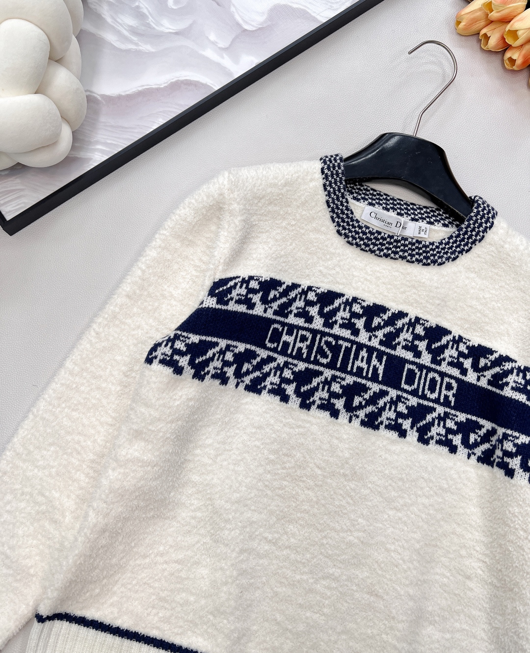 🆕DDior 25秋冬系列羊毛针织毛衣，主色白+藏蓝色几何图案，胸前“DIOR”字母超有辨识度，羊毛材质