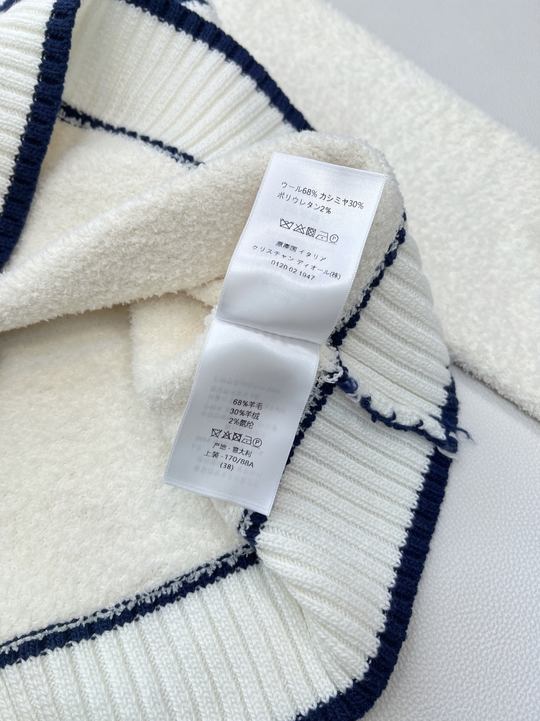 🆕DDior 25秋冬系列羊毛针织毛衣，主色白+藏蓝色几何图案，胸前“DIOR”字母超有辨识度，羊毛材质