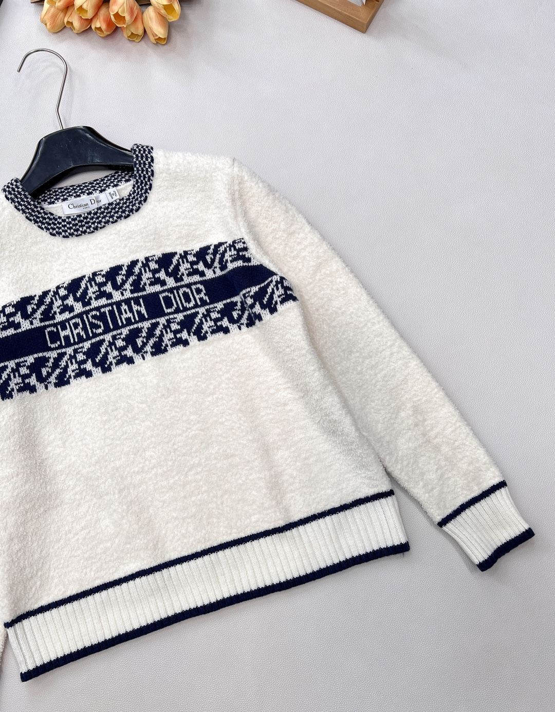 🆕DDior 25秋冬系列羊毛针织毛衣，主色白+藏蓝色几何图案，胸前“DIOR”字母超有辨识度，羊毛材质