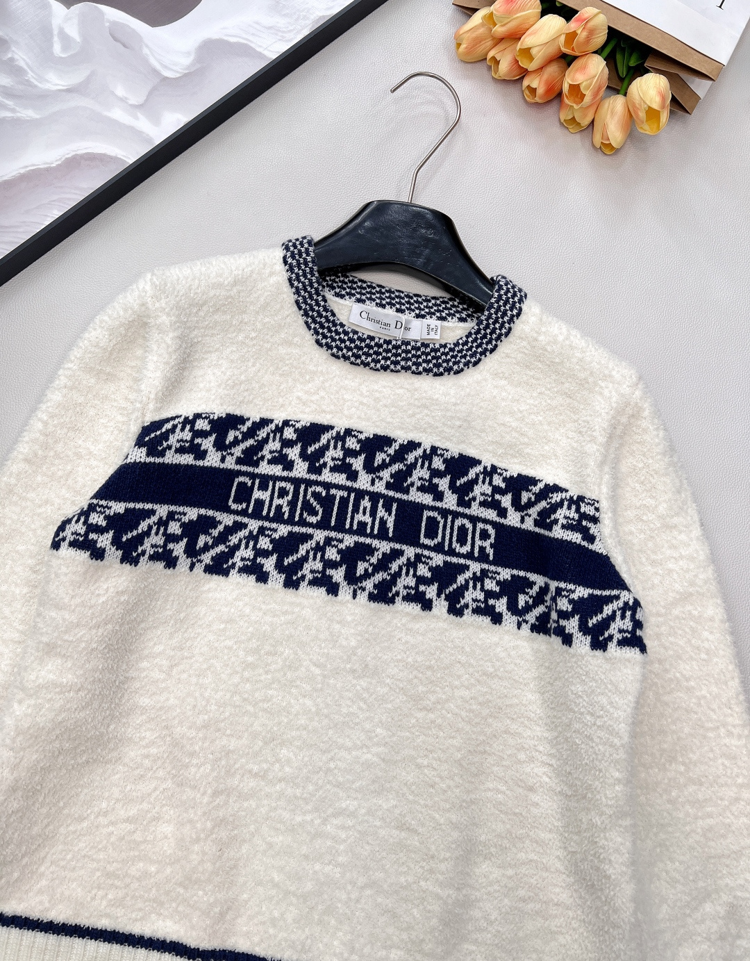 🆕DDior 25秋冬系列羊毛针织毛衣，主色白+藏蓝色几何图案，胸前“DIOR”字母超有辨识度，羊毛材质