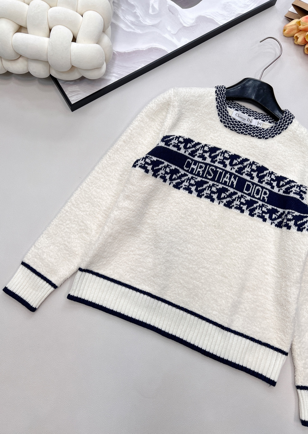 🆕DDior 25秋冬系列羊毛针织毛衣，主色白+藏蓝色几何图案，胸前“DIOR”字母超有辨识度，羊毛材质