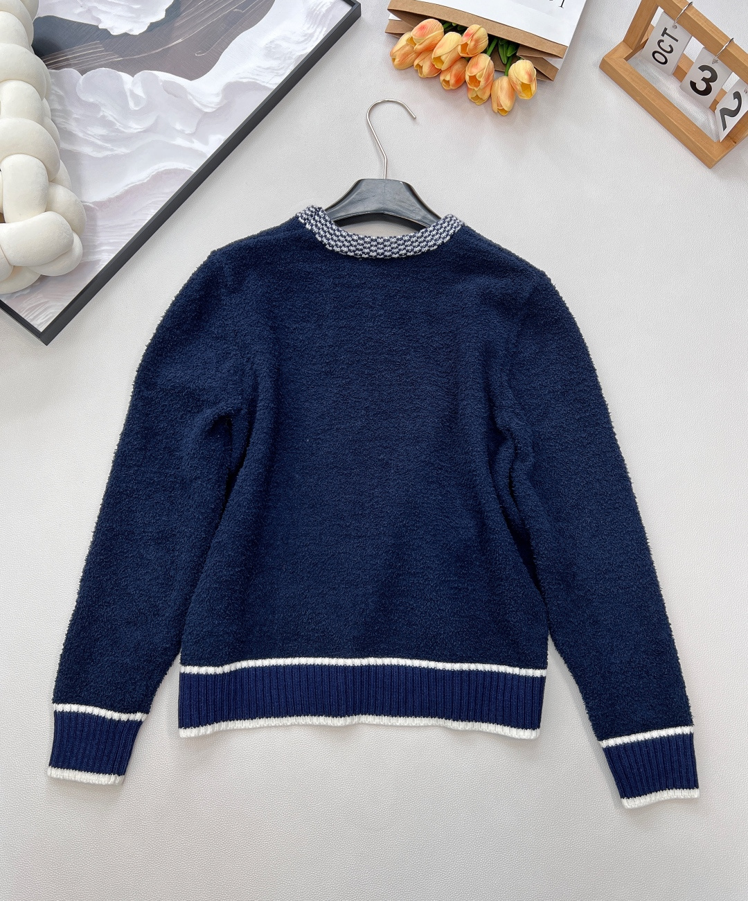 🆕DDior 25秋冬系列羊毛针织毛衣，主色白+藏蓝色几何图案，胸前“DIOR”字母超有辨识度，羊毛材质