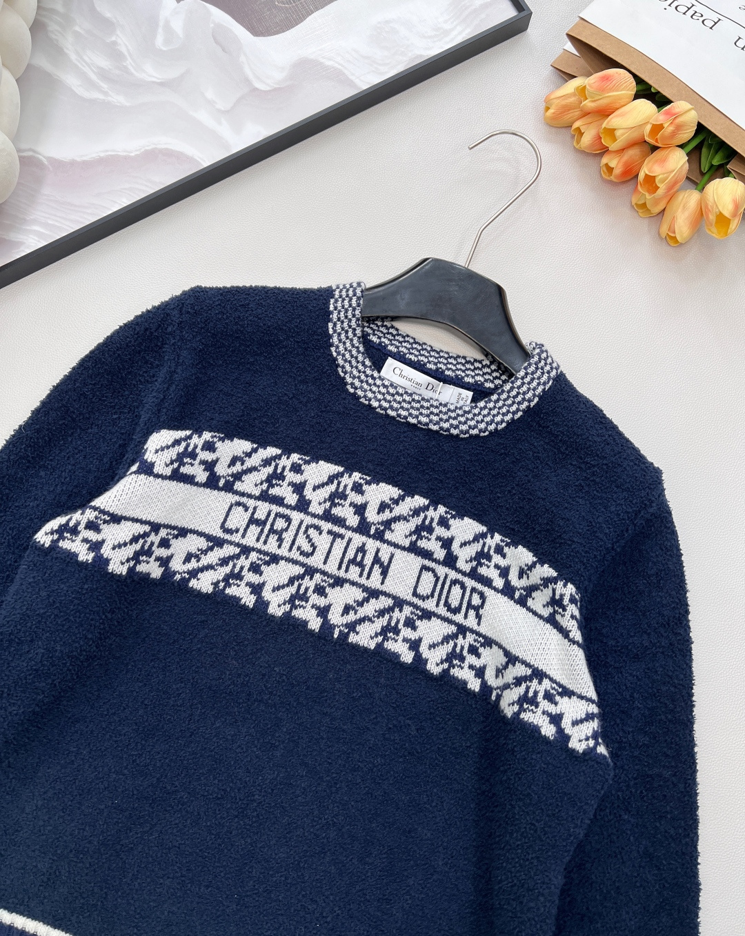 🆕DDior 25秋冬系列羊毛针织毛衣，主色白+藏蓝色几何图案，胸前“DIOR”字母超有辨识度，羊毛材质