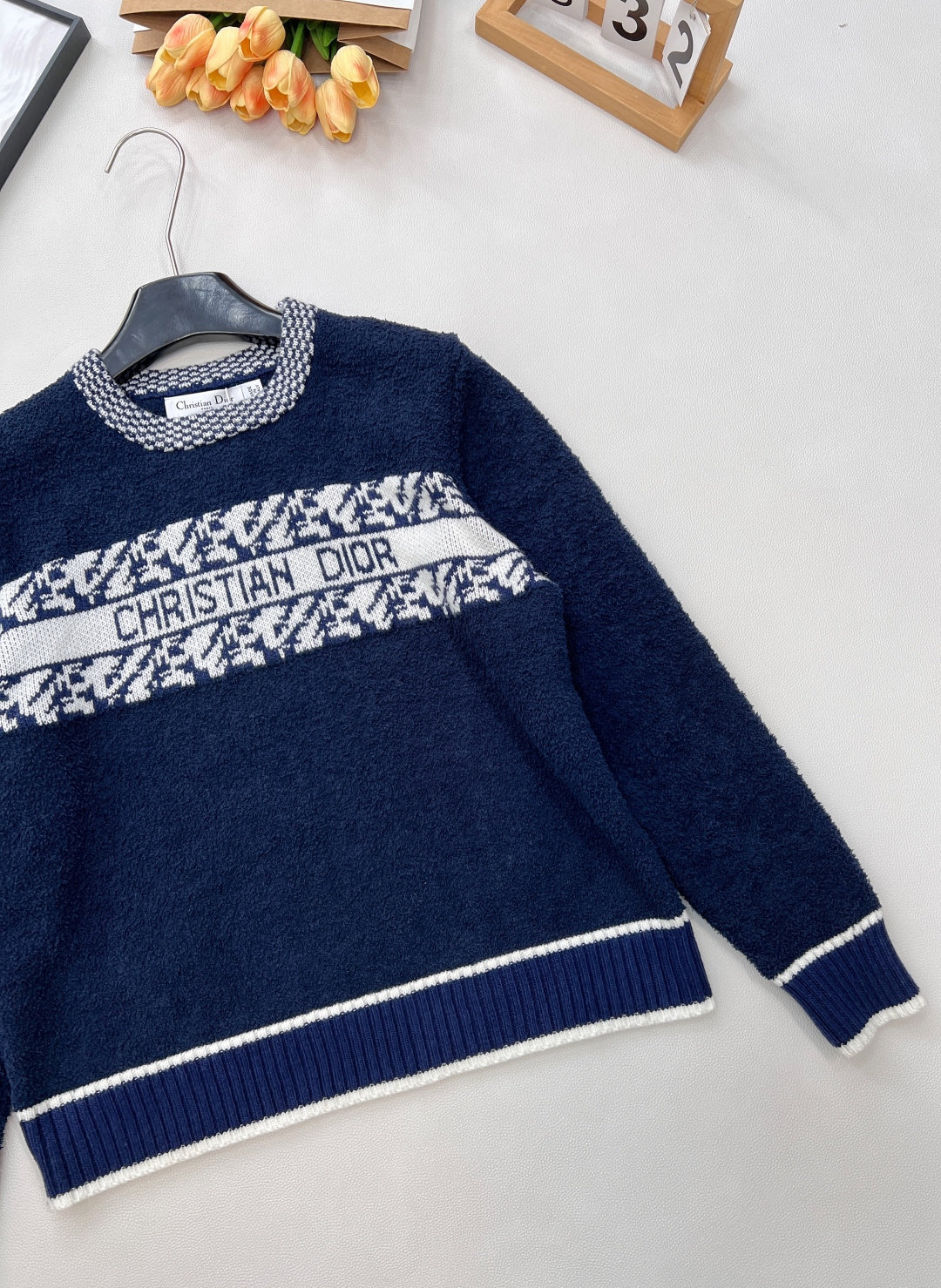 🆕DDior 25秋冬系列羊毛针织毛衣，主色白+藏蓝色几何图案，胸前“DIOR”字母超有辨识度，羊毛材质