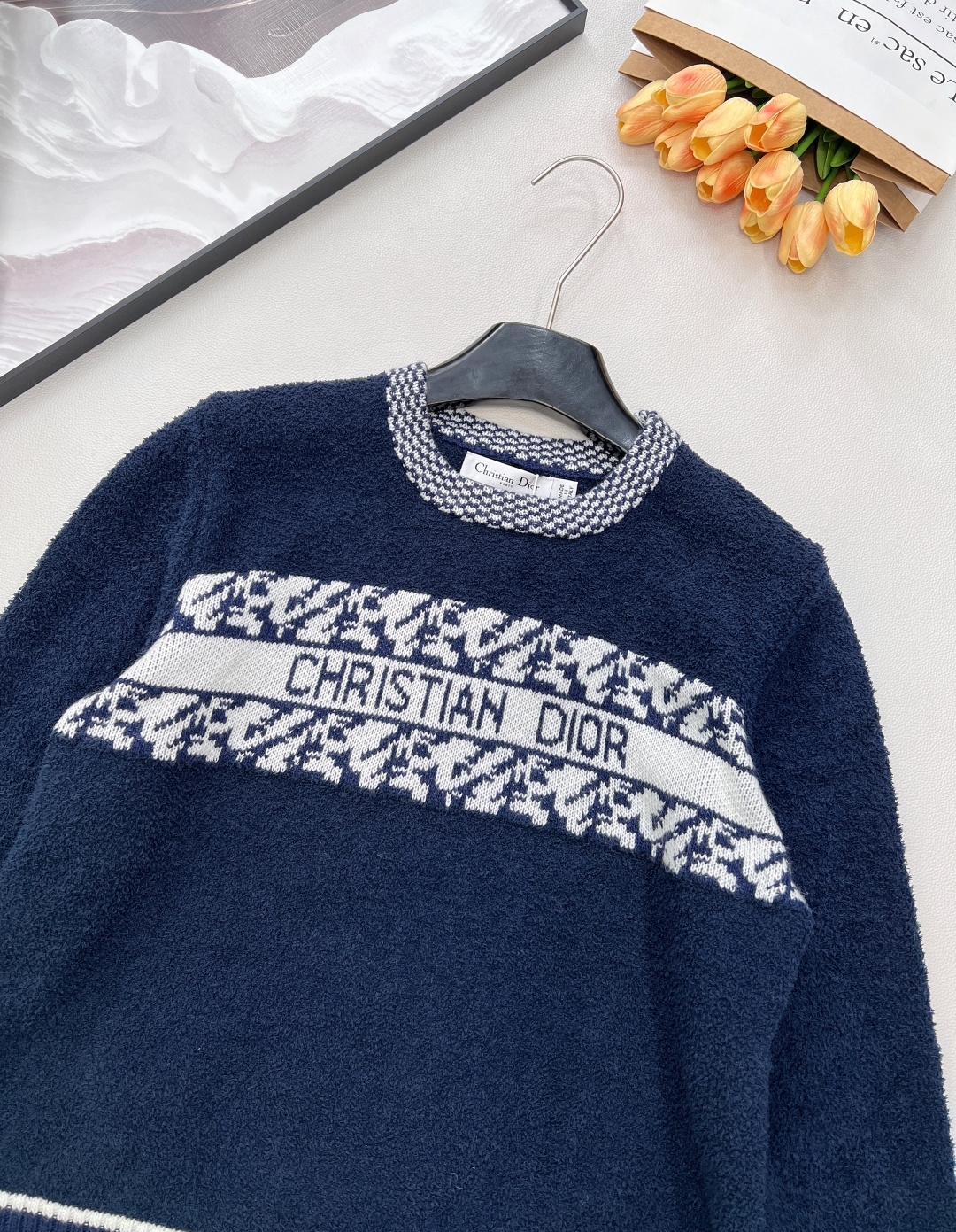 🆕DDior 25秋冬系列羊毛针织毛衣，主色白+藏蓝色几何图案，胸前“DIOR”字母超有辨识度，羊毛材质