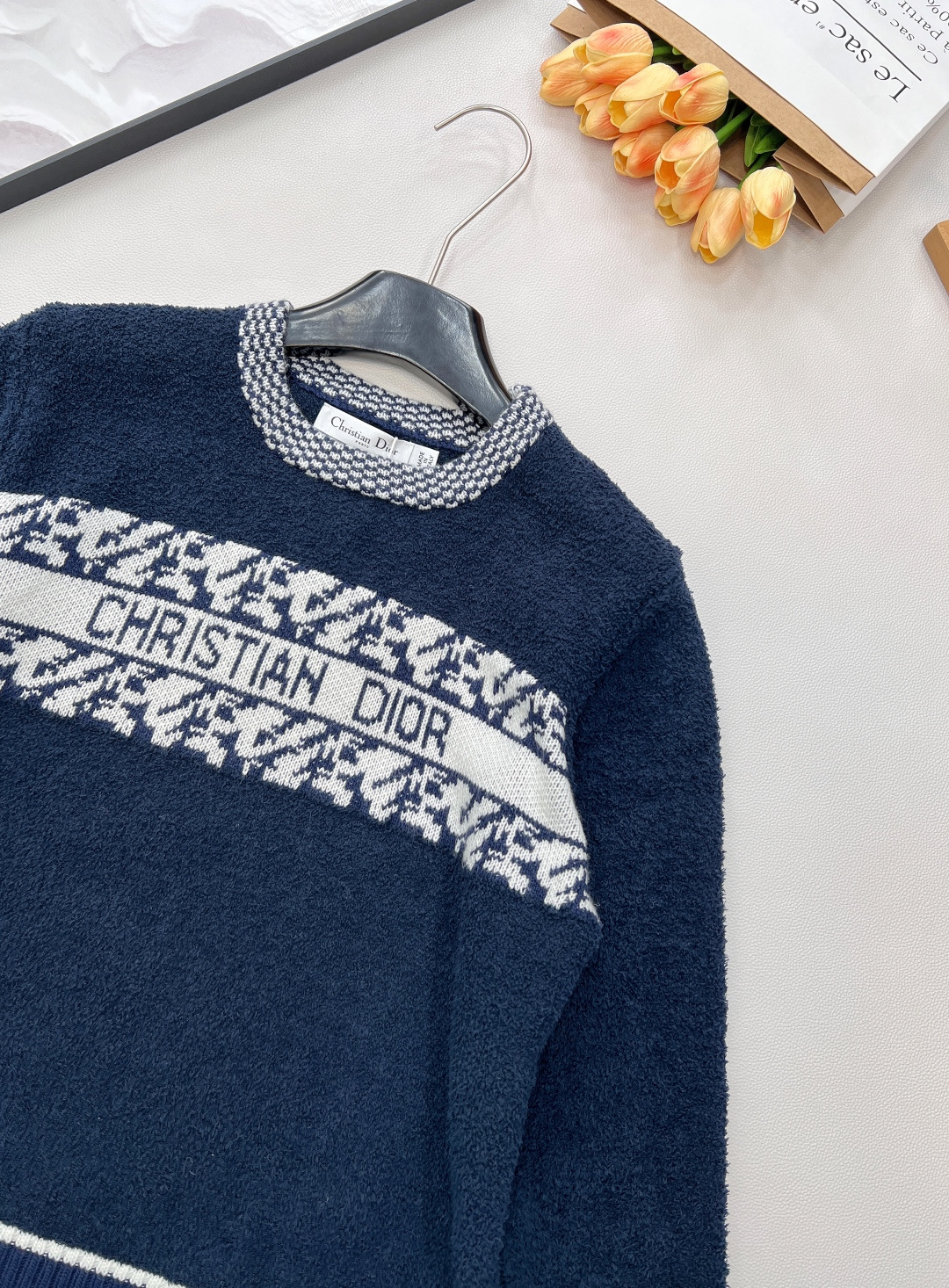 🆕DDior 25秋冬系列羊毛针织毛衣，主色白+藏蓝色几何图案，胸前“DIOR”字母超有辨识度，羊毛材质
