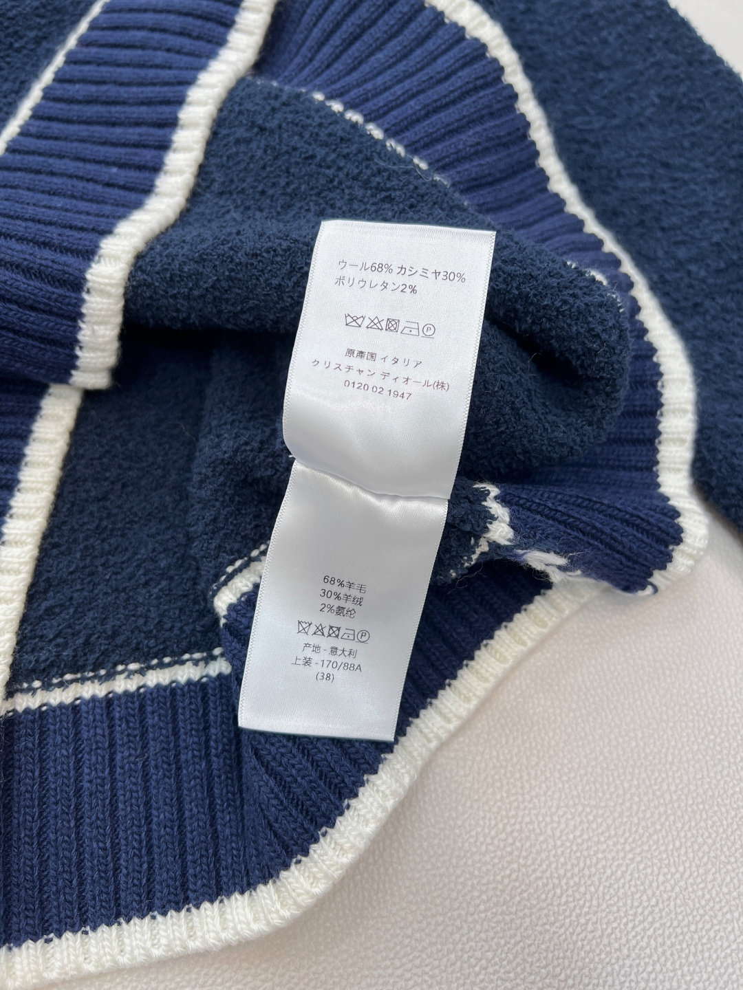 🆕DDior 25秋冬系列羊毛针织毛衣，主色白+藏蓝色几何图案，胸前“DIOR”字母超有辨识度，羊毛材质