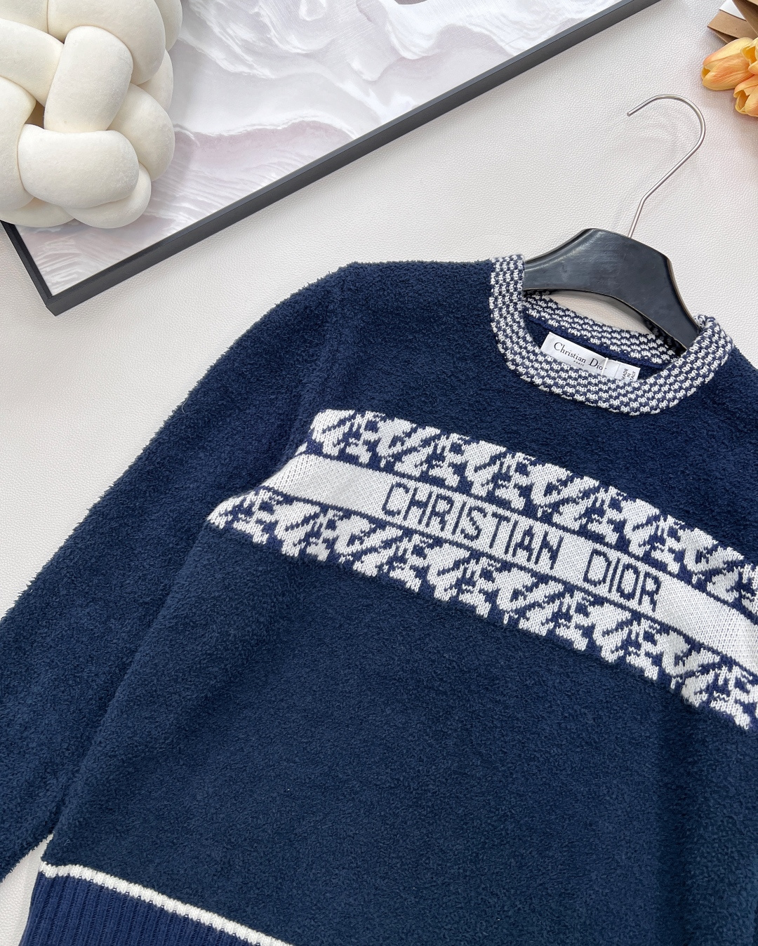 🆕DDior 25秋冬系列羊毛针织毛衣，主色白+藏蓝色几何图案，胸前“DIOR”字母超有辨识度，羊毛材质