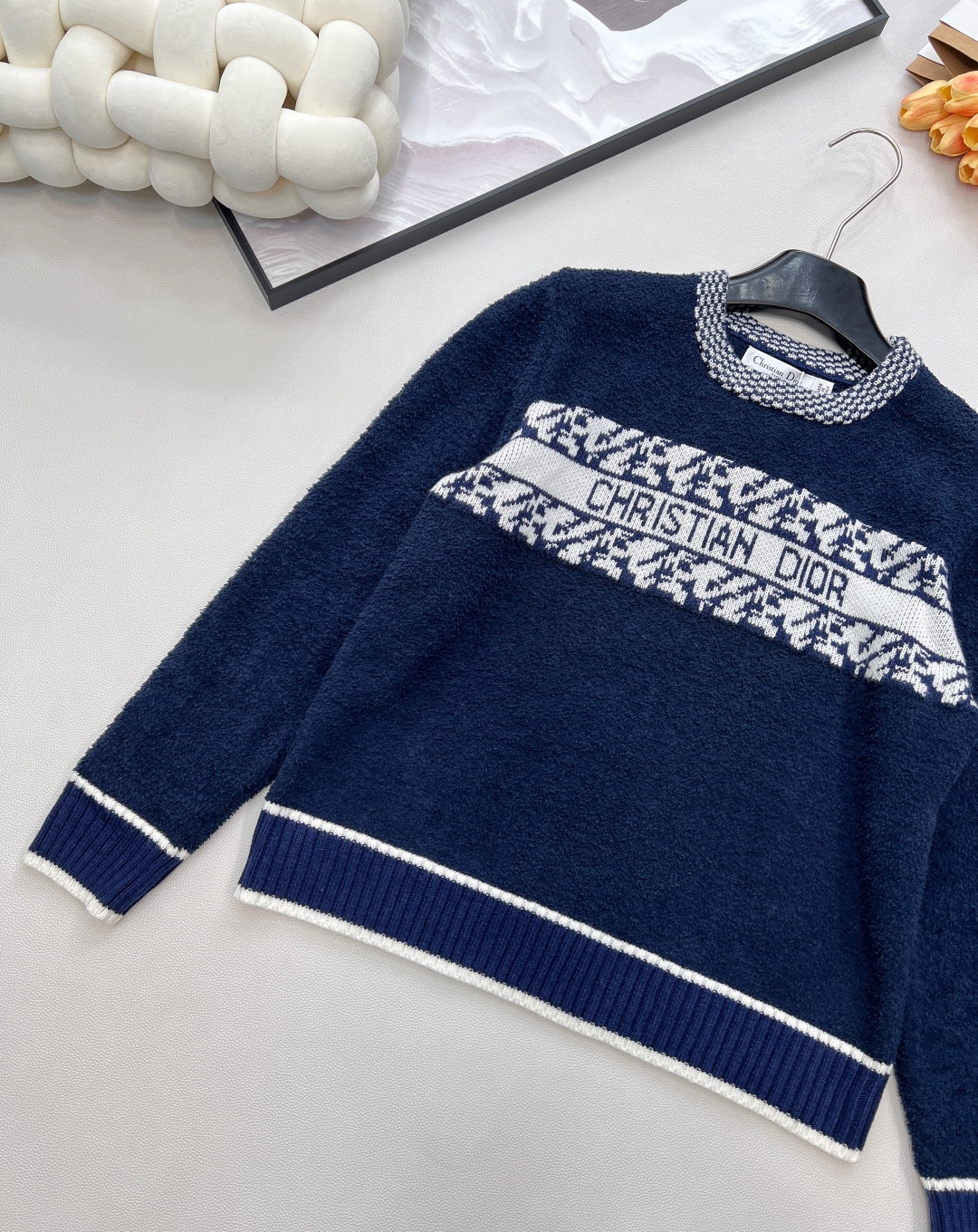 🆕DDior 25秋冬系列羊毛针织毛衣，主色白+藏蓝色几何图案，胸前“DIOR”字母超有辨识度，羊毛材质
