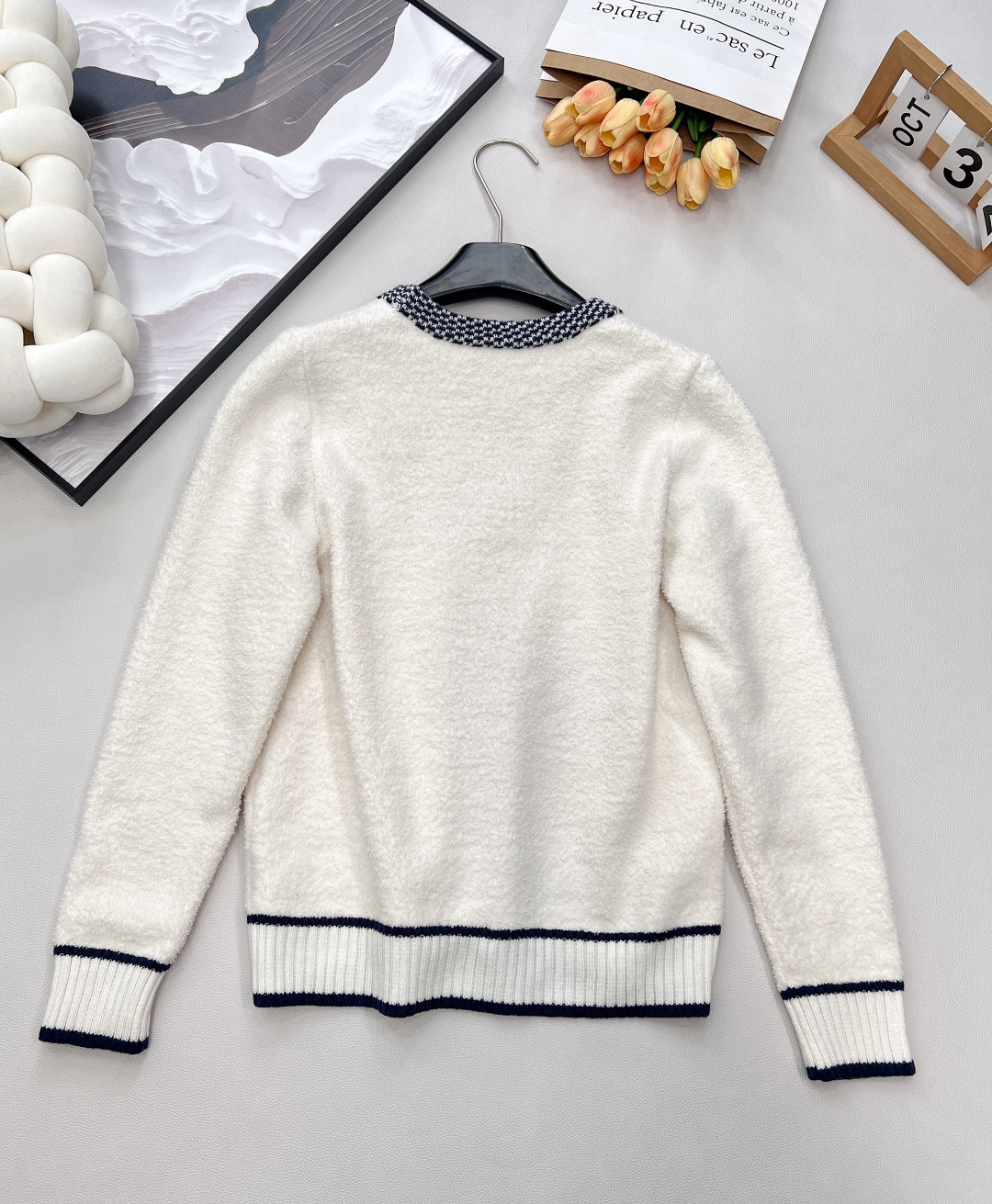 🆕 DIOR 奶白色V领字母撞色提花针织开衫，这款D🏠外套，奶乖奶乖的长在了心巴上！奶乖奶乖的外套你们见