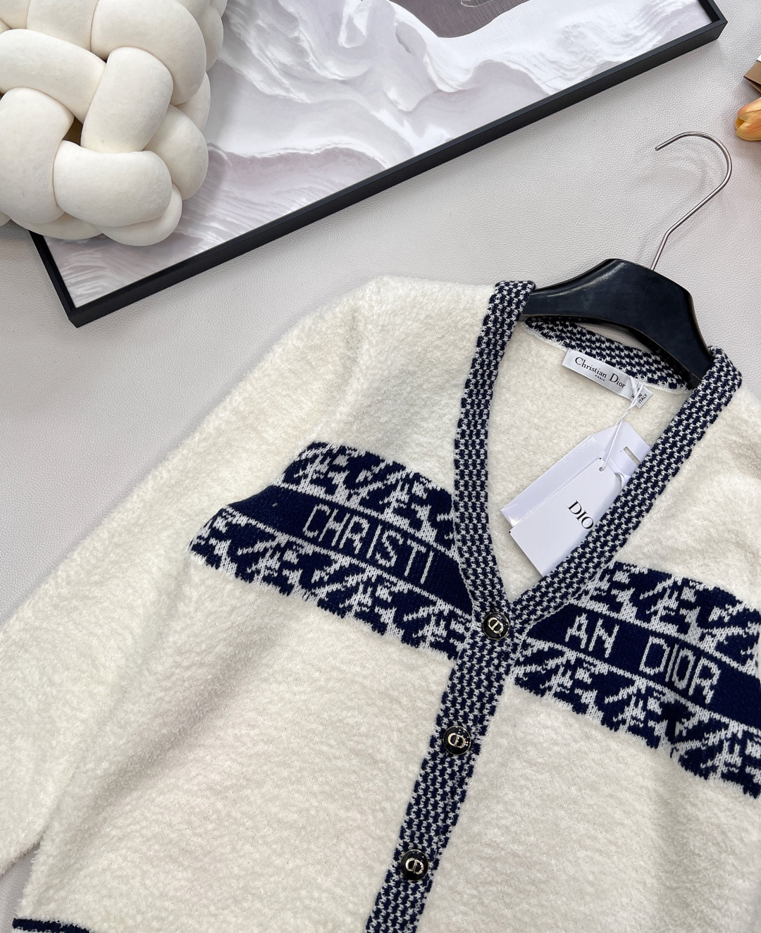 🆕 DIOR 奶白色V领字母撞色提花针织开衫，这款D🏠外套，奶乖奶乖的长在了心巴上！奶乖奶乖的外套你们见