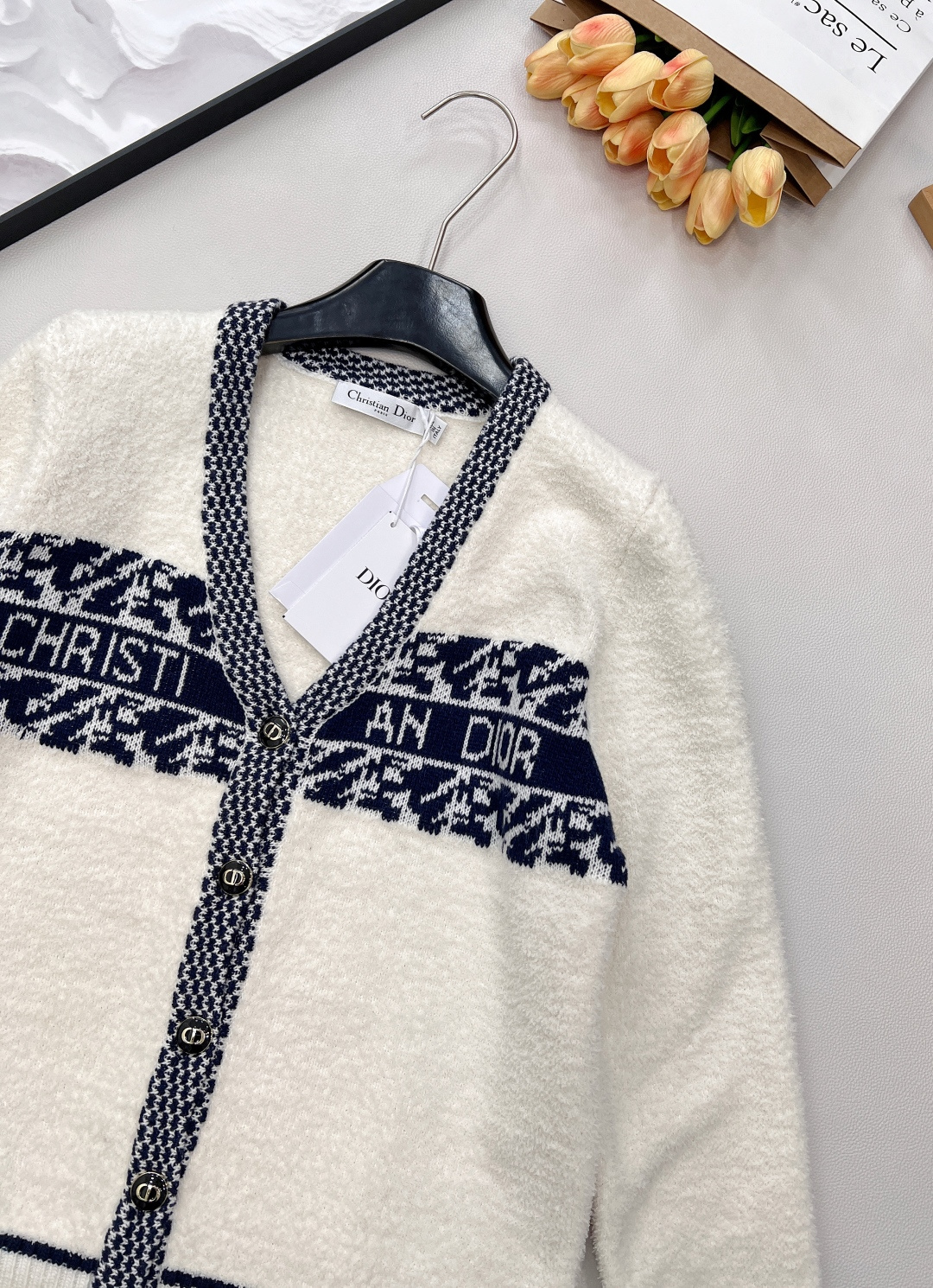 🆕 DIOR 奶白色V领字母撞色提花针织开衫，这款D🏠外套，奶乖奶乖的长在了心巴上！奶乖奶乖的外套你们见