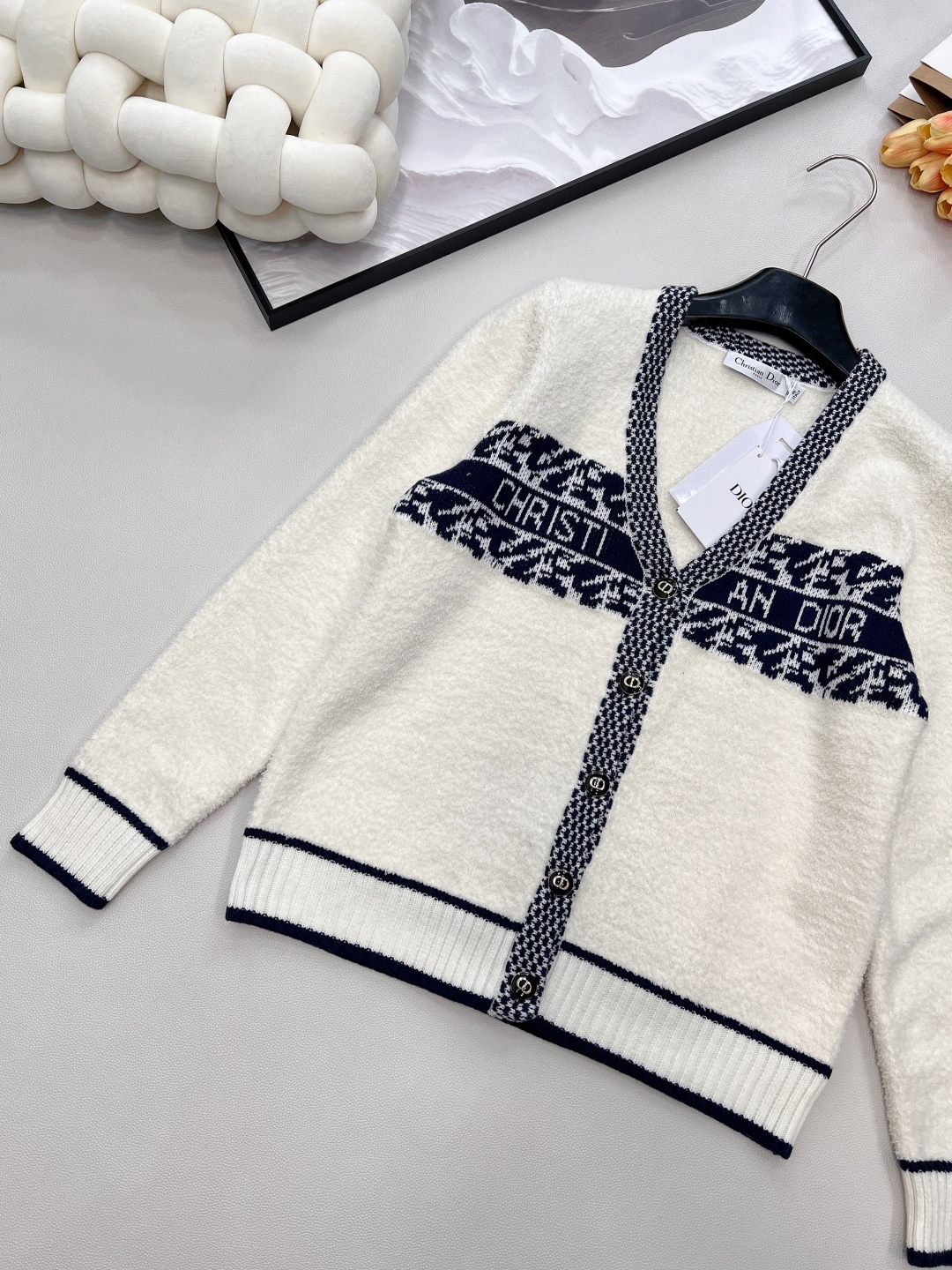 🆕 DIOR 奶白色V领字母撞色提花针织开衫，这款D🏠外套，奶乖奶乖的长在了心巴上！奶乖奶乖的外套你们见