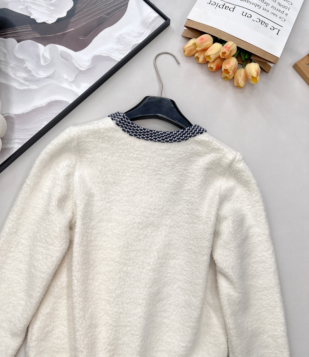 🆕 DIOR 奶白色V领字母撞色提花针织开衫，这款D🏠外套，奶乖奶乖的长在了心巴上！奶乖奶乖的外套你们见