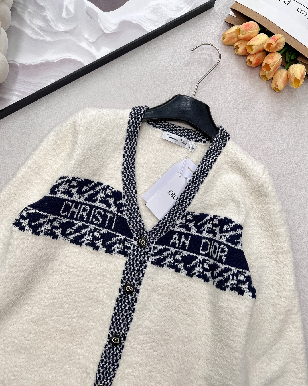🆕 DIOR 奶白色V领字母撞色提花针织开衫，这款D🏠外套，奶乖奶乖的长在了心巴上！奶乖奶乖的外套你们见