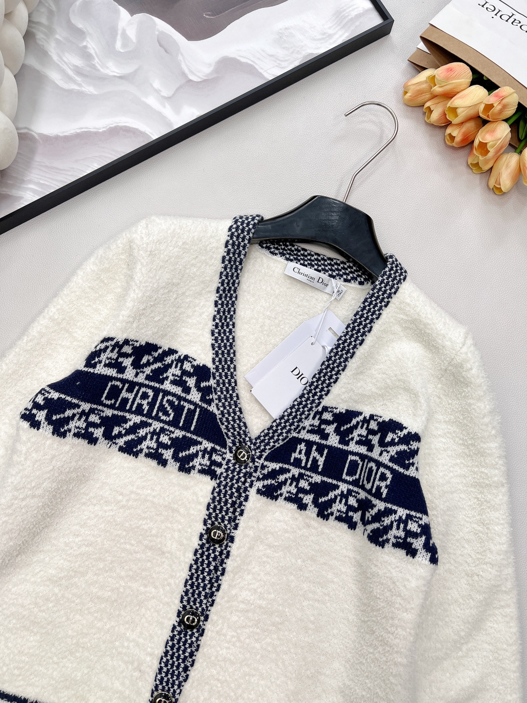 🆕 DIOR 奶白色V领字母撞色提花针织开衫，这款D🏠外套，奶乖奶乖的长在了心巴上！奶乖奶乖的外套你们见