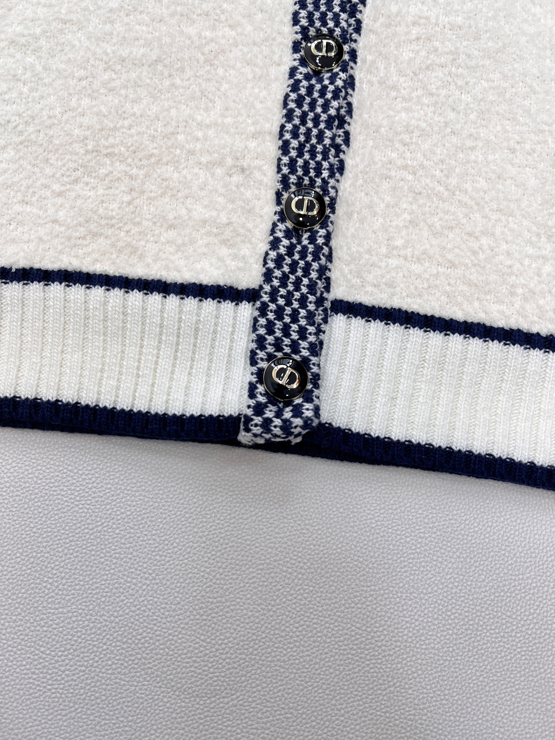 🆕 DIOR 奶白色V领字母撞色提花针织开衫，这款D🏠外套，奶乖奶乖的长在了心巴上！奶乖奶乖的外套你们见